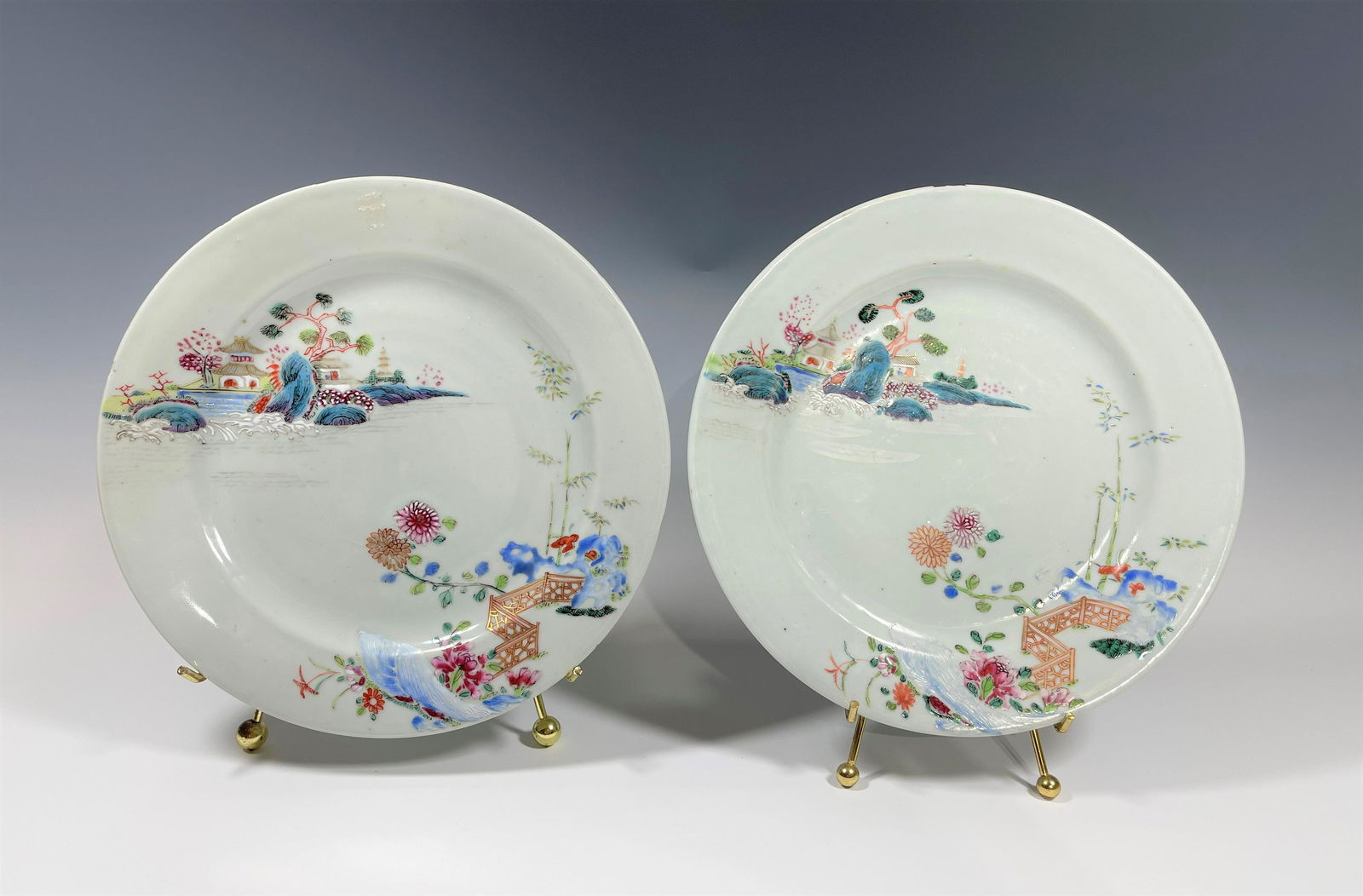 A PAIR OF 18TH CENTURY CHINESE EXPORT PORCELAIN PLATES (1 of 9)