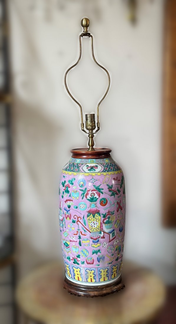 A CHINESE QING DYNASTY FAMILLE ROSE VASE TABLE LAMP (1 of 2)