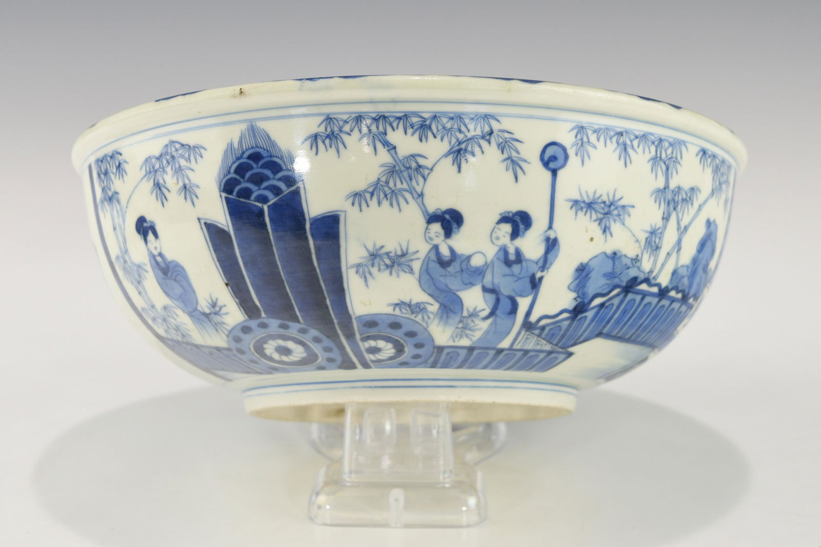 A LARGE 19TH CENTURY JAPANESE BLUE AND WHITE BOWL (1 of 6)