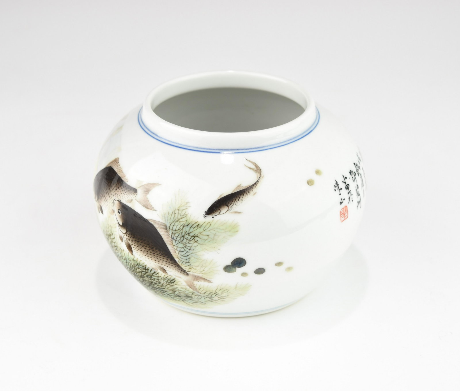 A 20TH CENTURY CHINESE FAMILLE ROSE WATERPOT: Depicting fishes, shrimps and aquatic plant in water, signed and dated by a famous artist. Artist's seal mark at the base. Condition: excellent, no chips or cracks. Diameter 14 CM, Height 10.3 CM