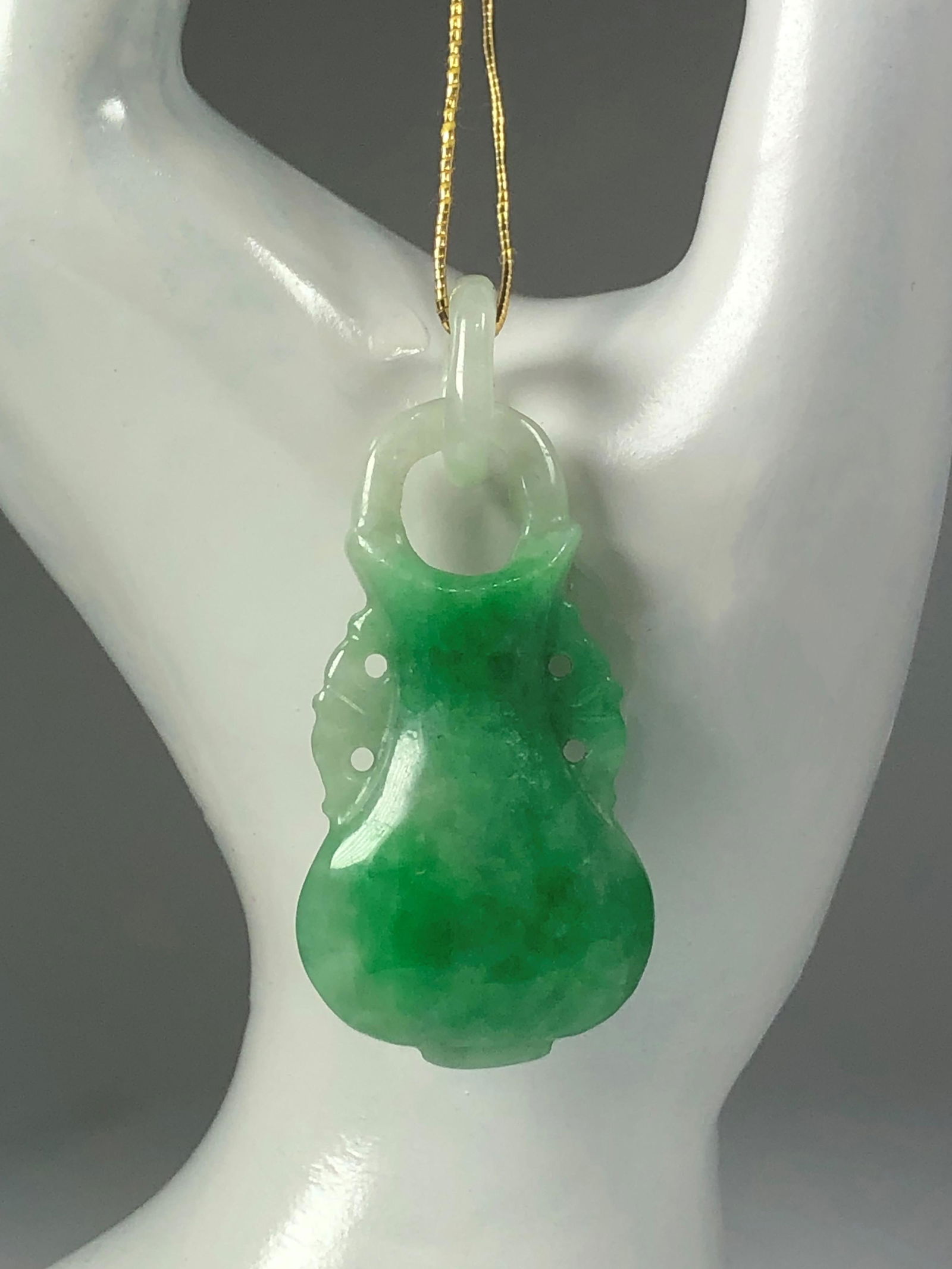 A WELL CARVED VINTAGE CHINESE JADEITE GOURD PENDANT (1 of 2)