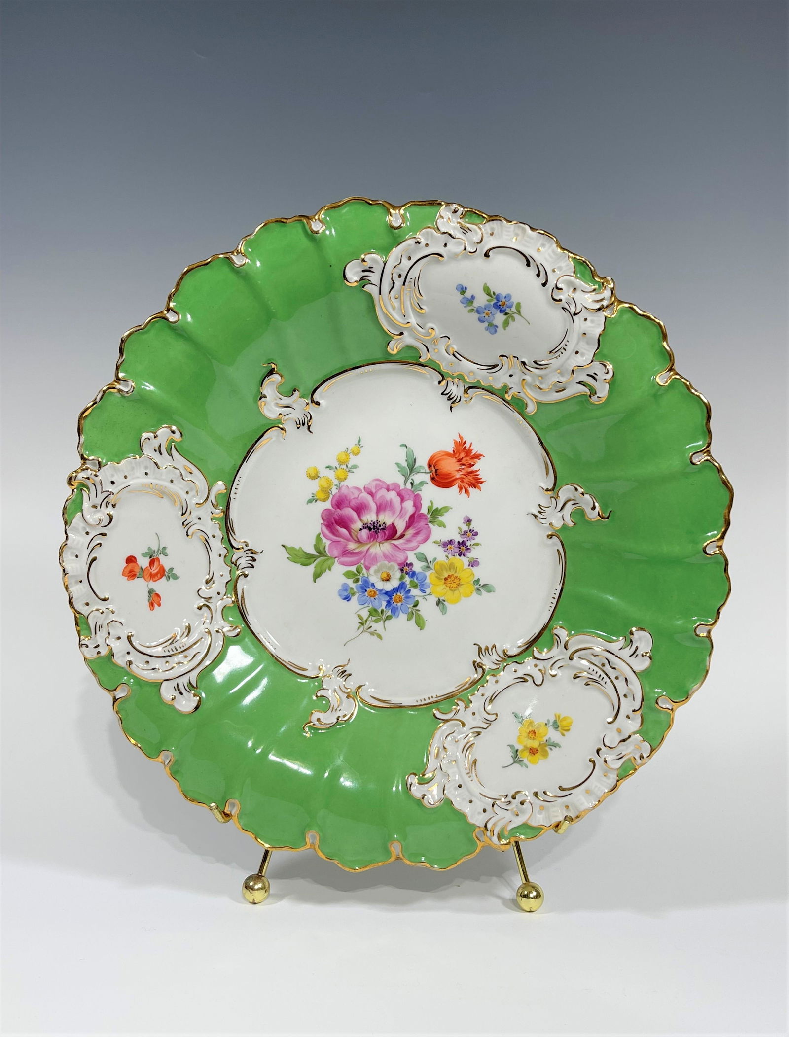 A LARGE ANTIQUE MEISSEN PORCELAIN SCOLLOPED FLORAL CABINET PLATE (1 of 3)
