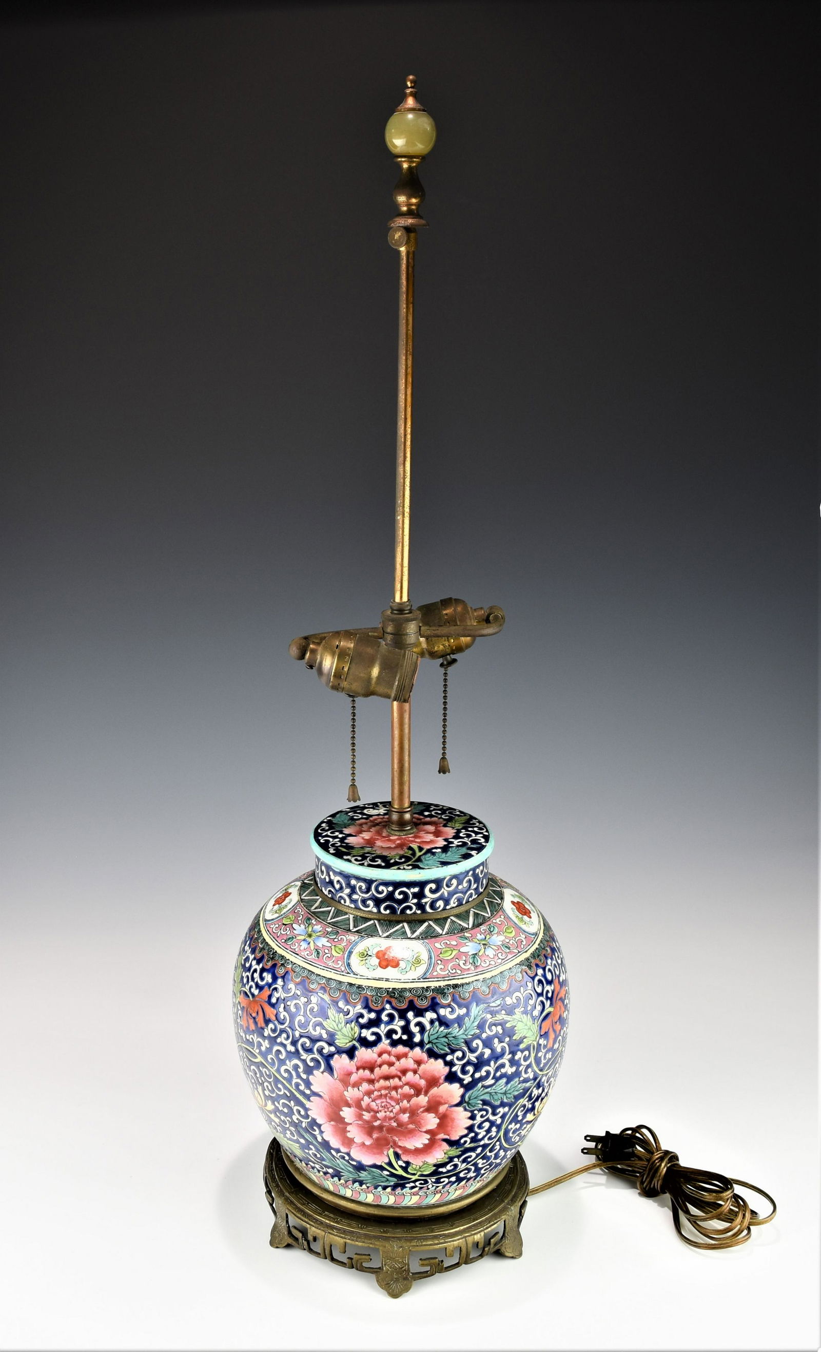 A CHINESE FAMILLE ROSE LIDDED JAR CONVERTED TABLE LAMP (1 of 4)