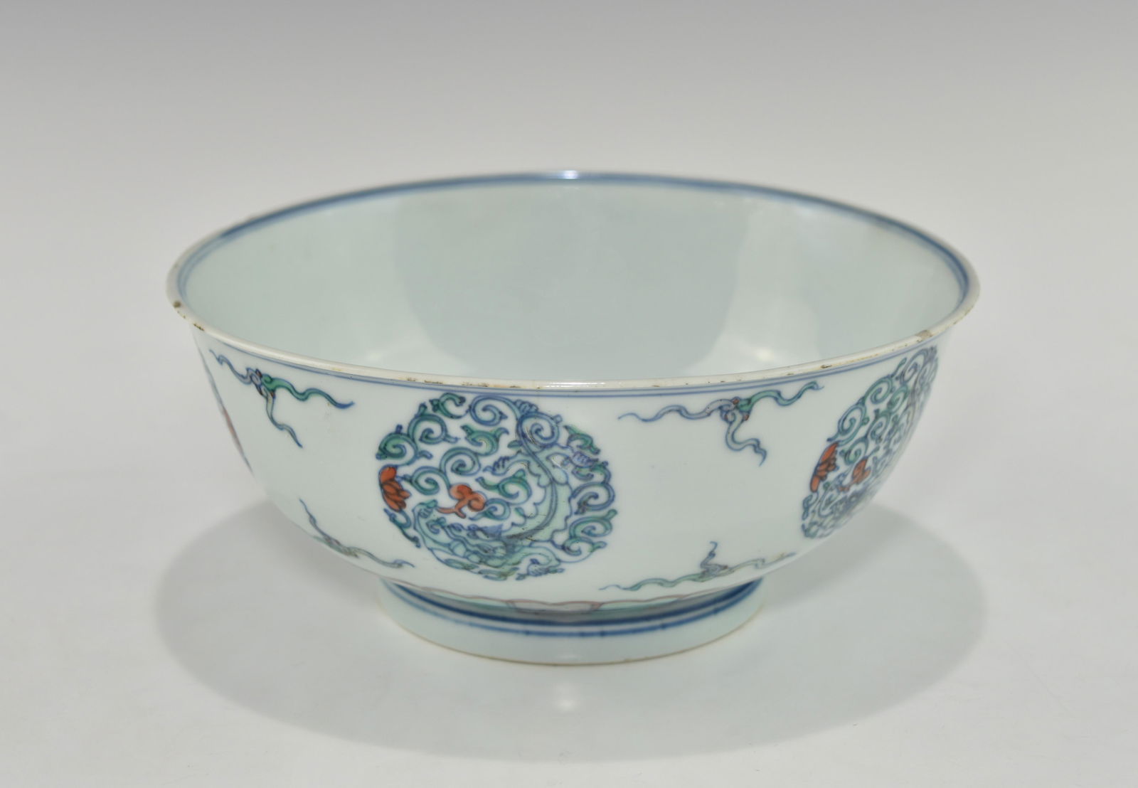 A LARGE KANGXI PERIOD (1662-1722) CHINESE DOUCAI DRAGON BOWL (1 of 8)