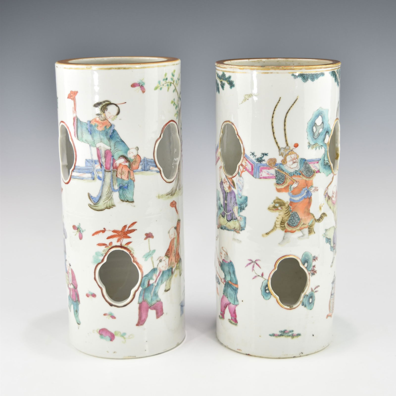 TWO QING DYNASTY CHINESE FAMILLE ROSE HAT STANDS (1 of 19)