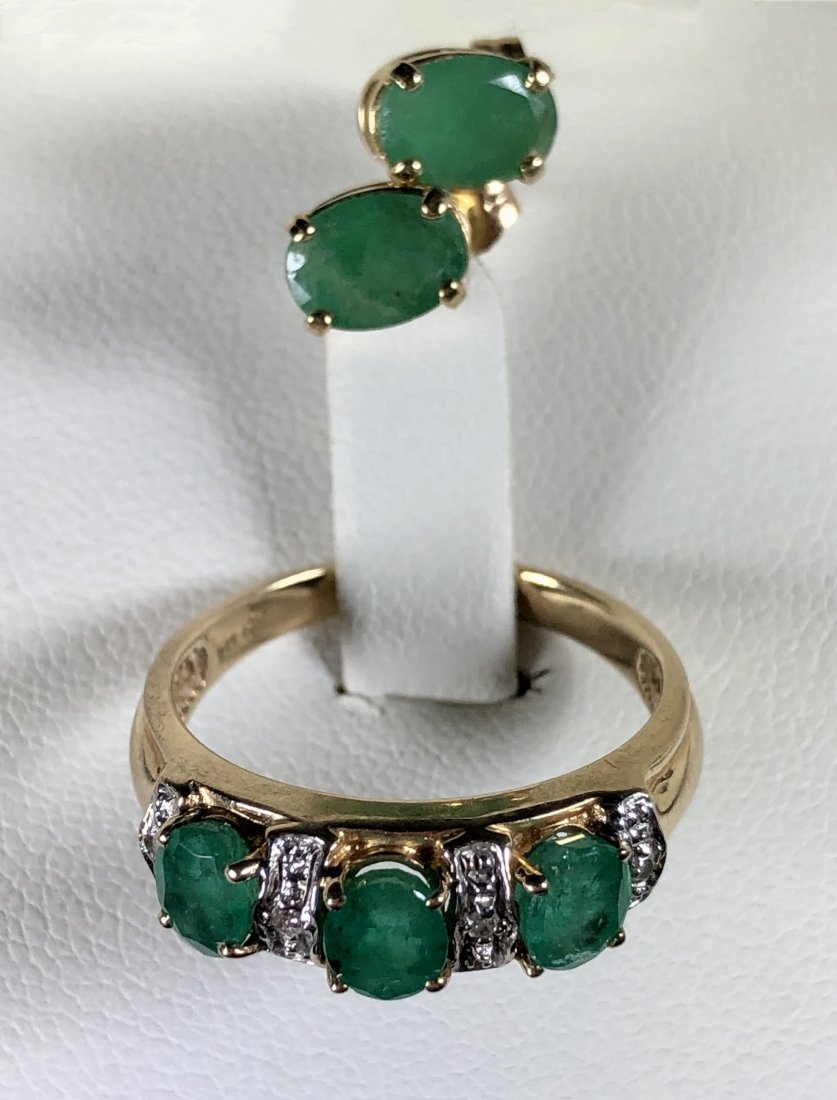 A SET OF VINTAGE 14K YELLOW GOLD EMERALD RING AND EARRINGS (1 of 5)