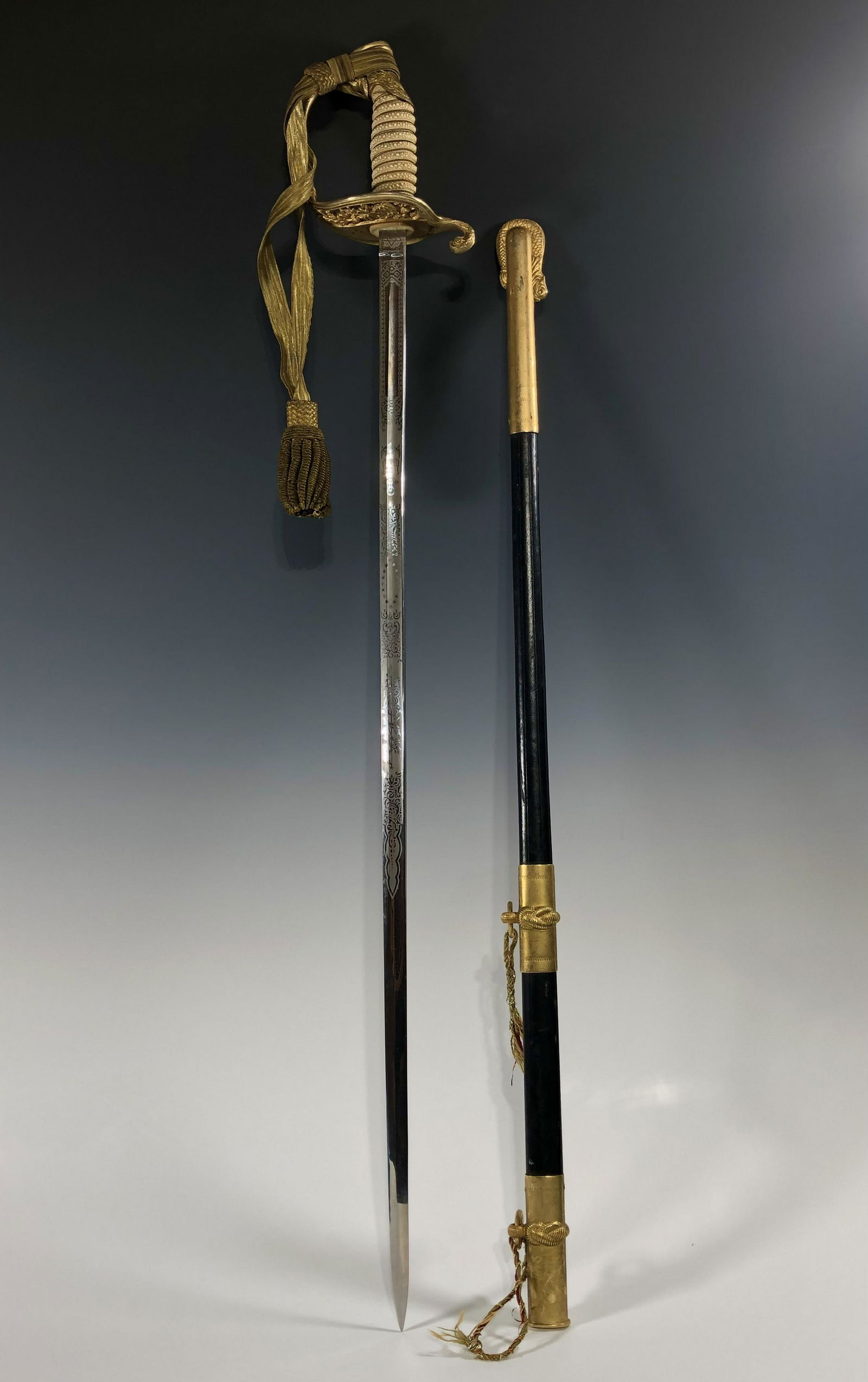 A WW2 US NAVY OFFICER'S DRESS SWORD (1 of 9)