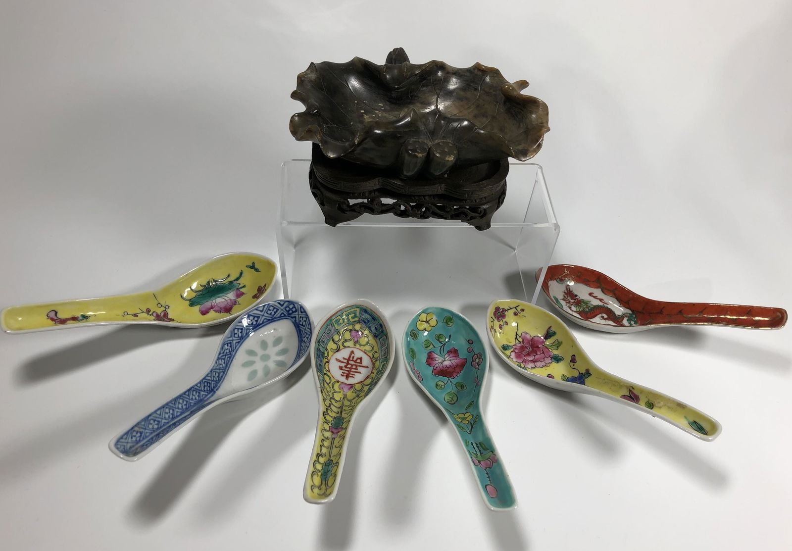 A CHINESE SOAPSTONE BRUSH WASHER AND SIX PORCELAIN SPOONS (1 of 4)