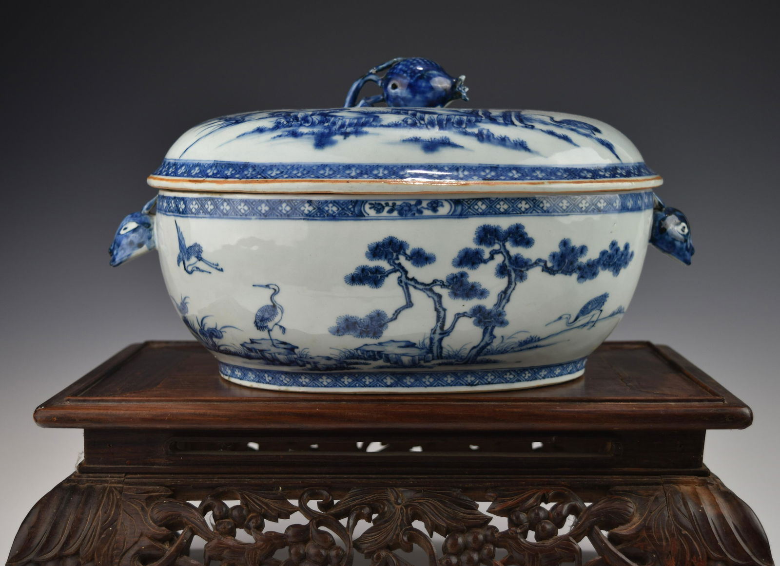 A CHINESE QIANLONG PERIOD EXPORT BLUE AND WHITE PORCELAIN TUREEN (1 of 14)