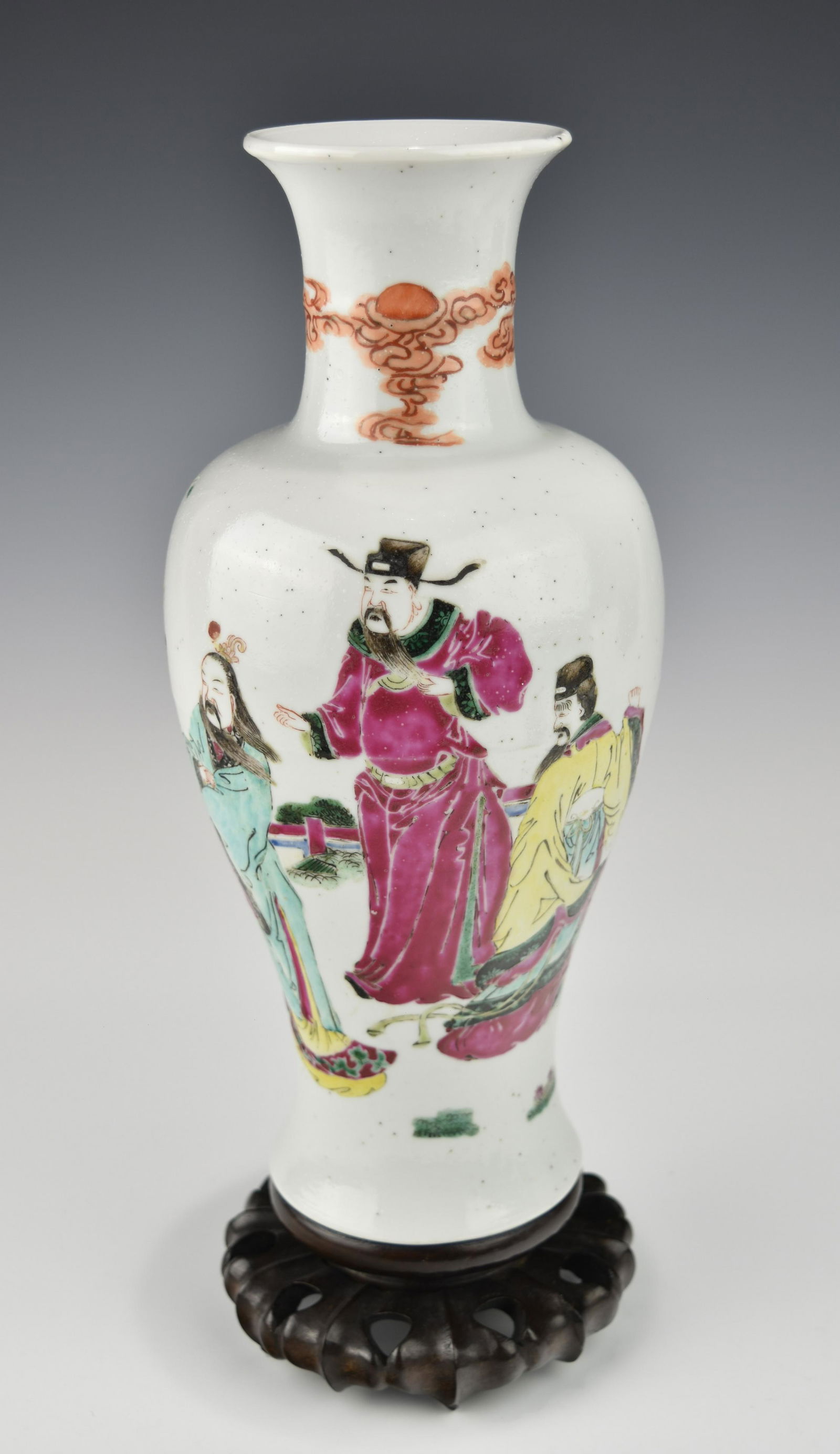 A CHINESE YONGZHENG PERIOD FAMILLE ROSE PORCELAIN VASE (1 of 17)