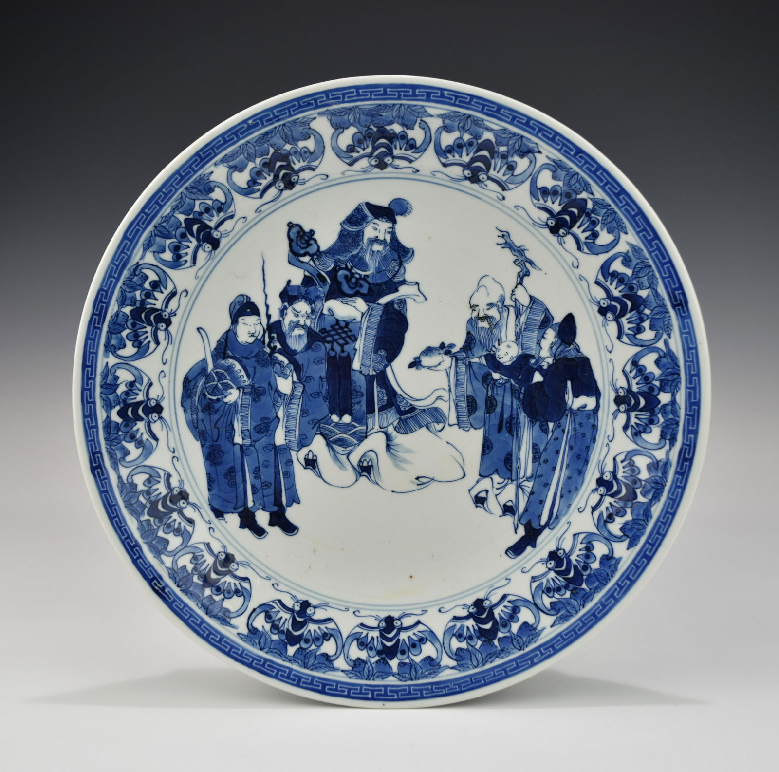 A LARGE CHINESE QING DYNASTY BLUE AND WHITE PLATE (1 of 13)