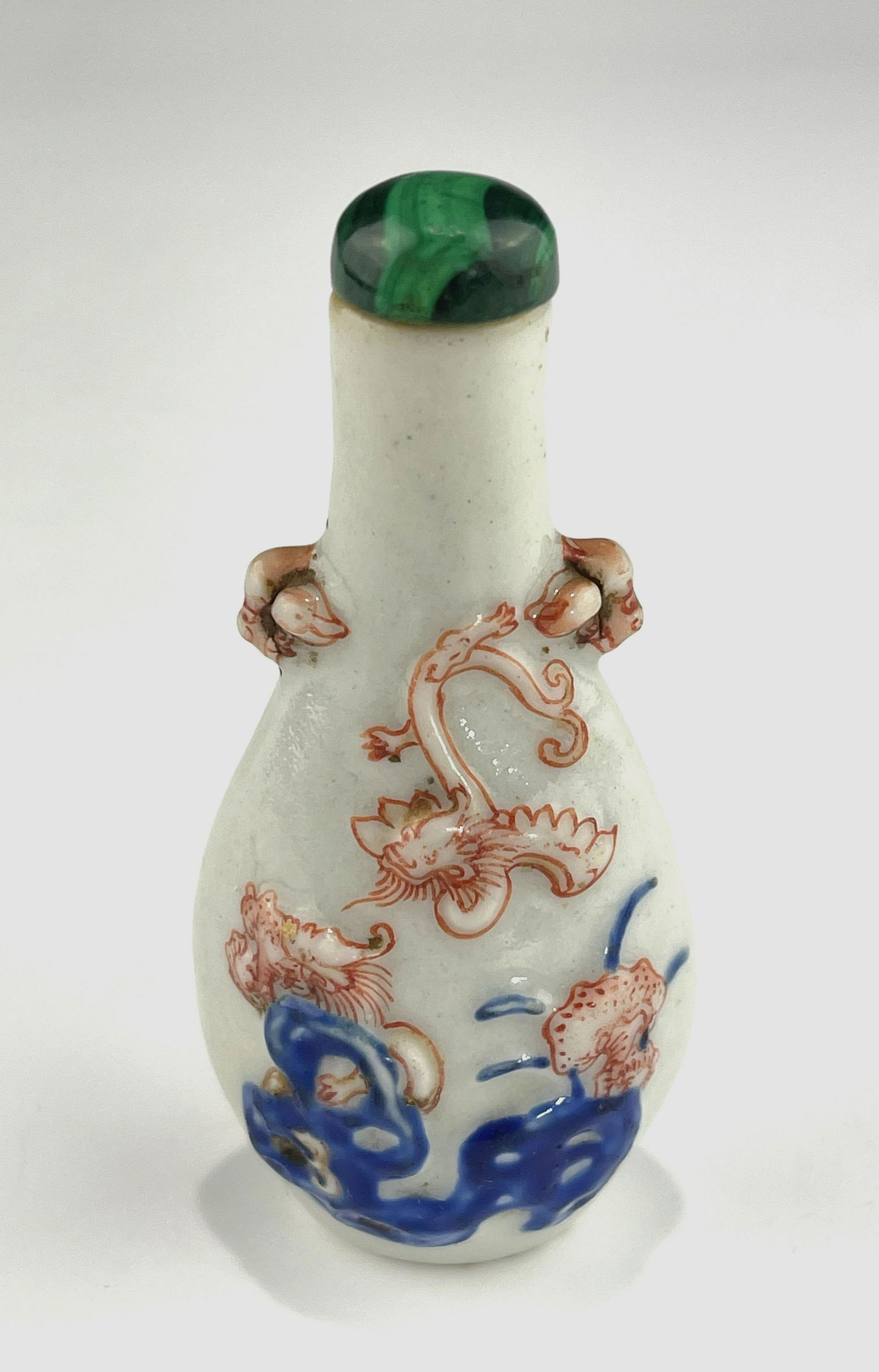 A CHINESE QING DYNASTY BLUE, WHITE AND COPPER-RED PORCELAIN SNUFF BOTTLE (1 of 15)