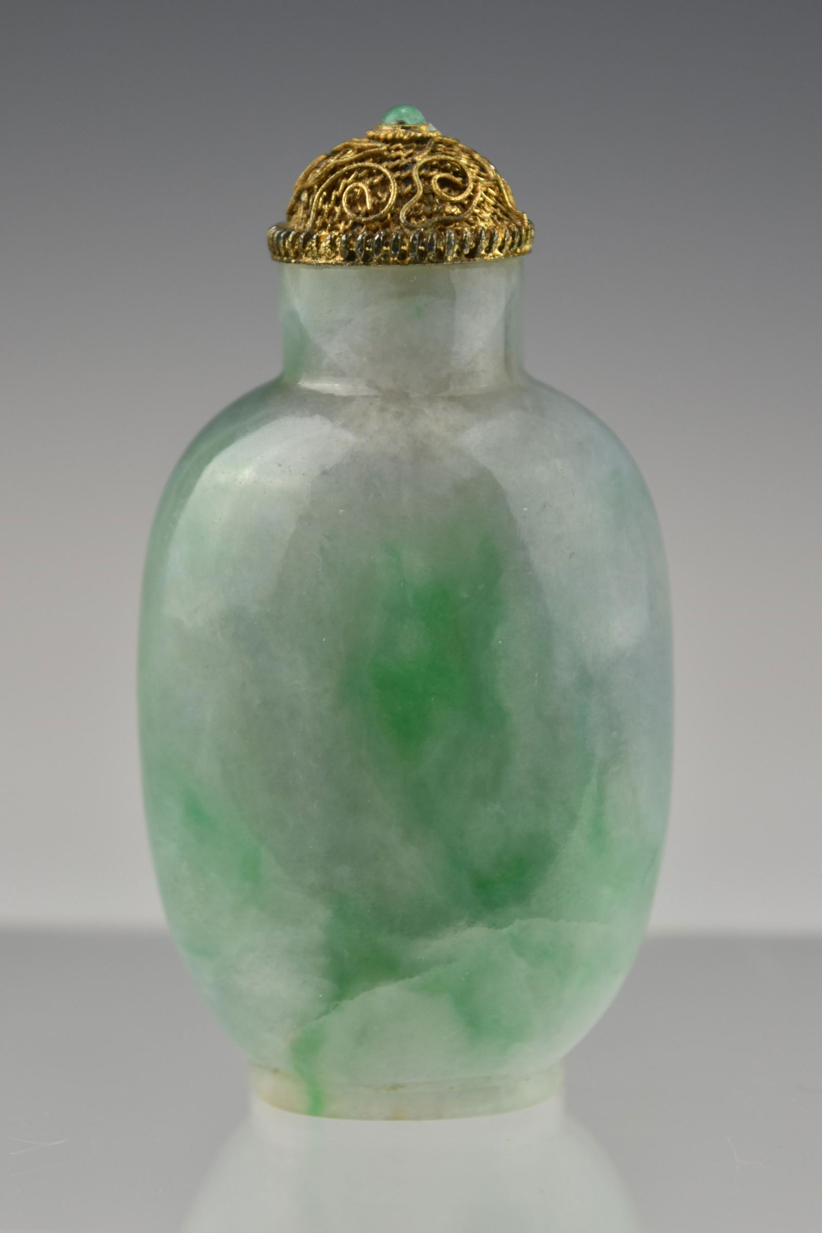 A 19TH CENTURY CHINESE JADEITE SNUFF BOTTLE (1 of 5)