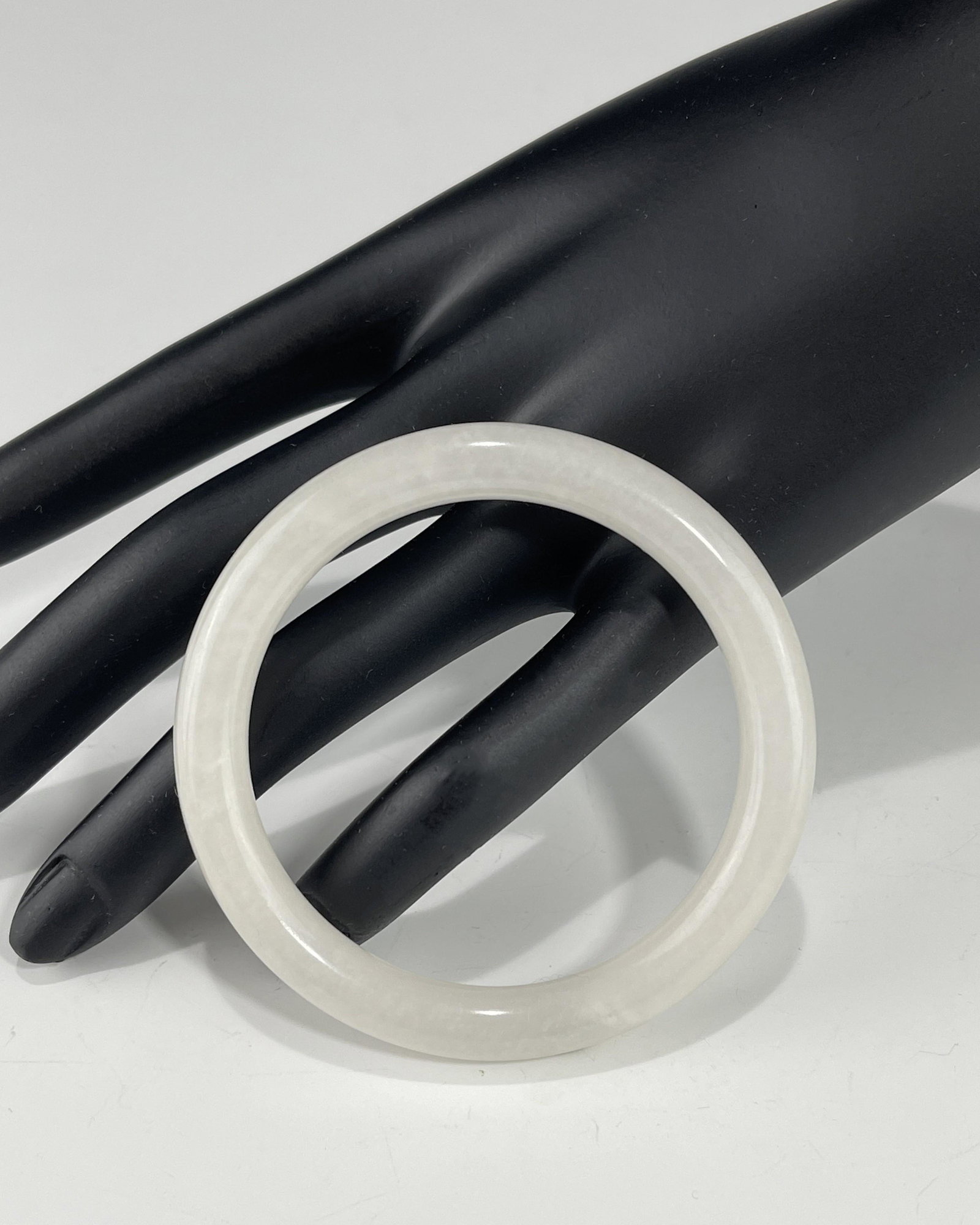 A VINTAGE CHINESE WHITE JADE BANGLE (1 of 4)