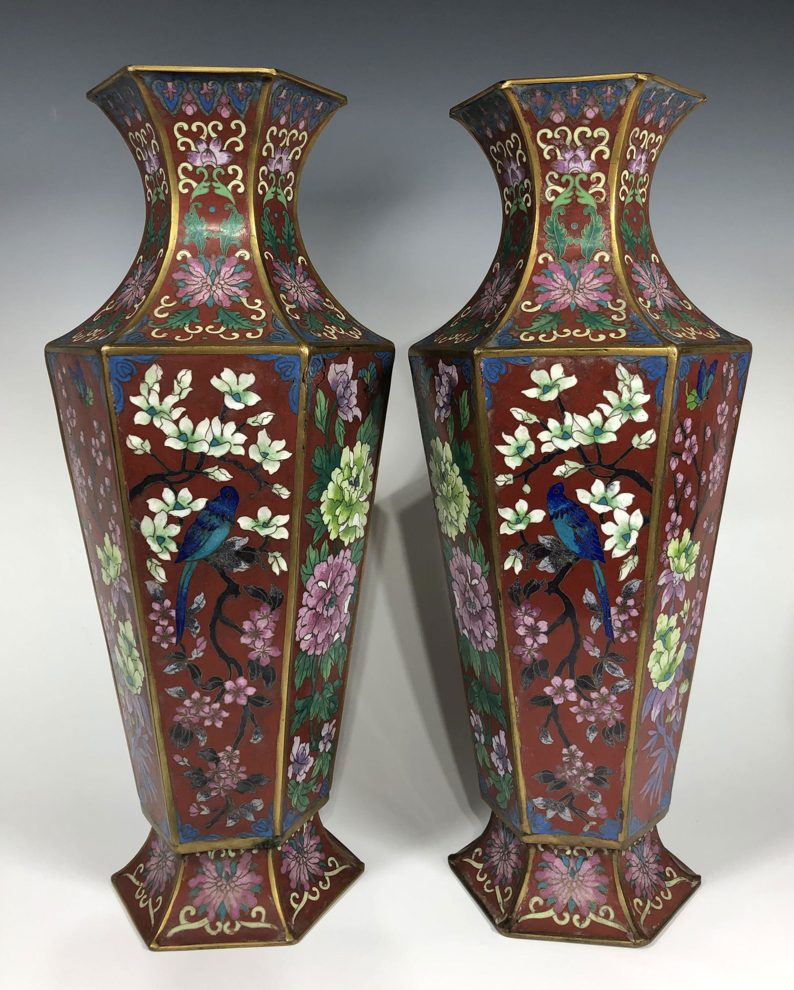 A PAIR OF CHINESE HEXAGONAL CLOISONNE LARGE VASES (1 of 7)