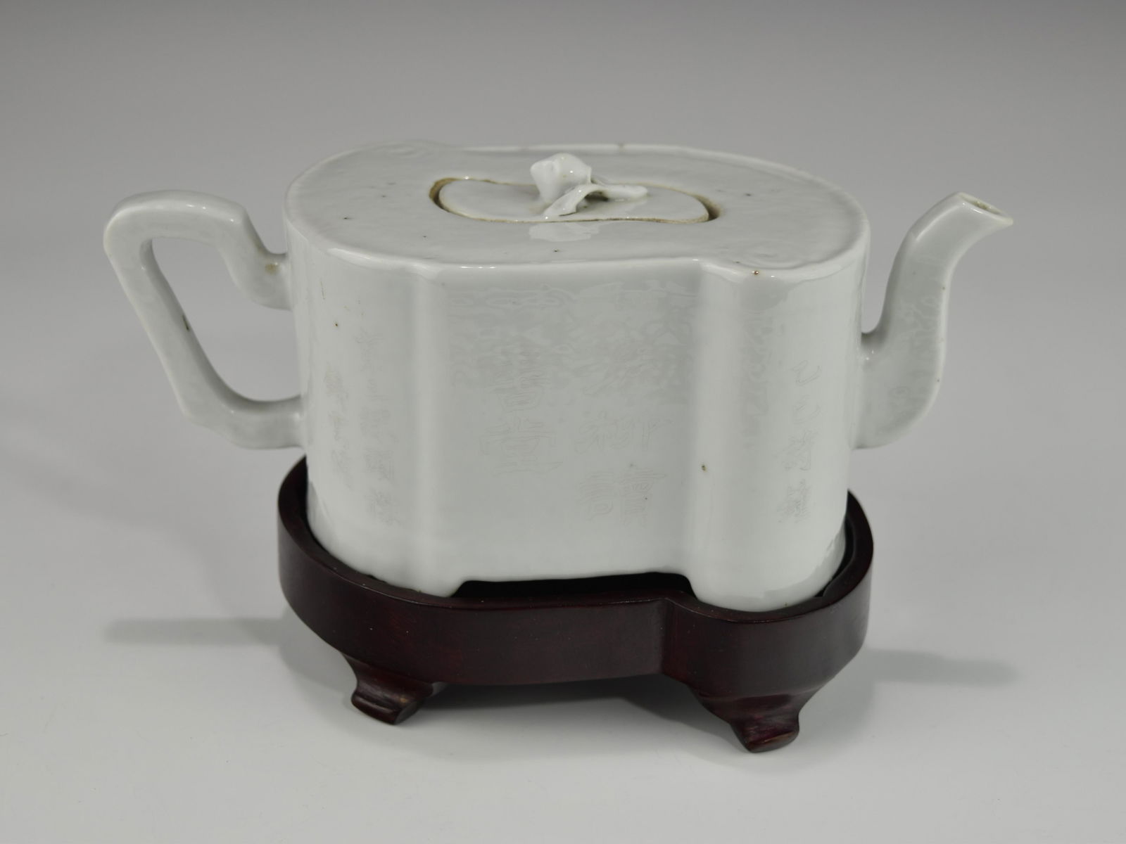 A CHINESE QING DYNASTY GRISAILLE DECORATED WHITE GLAZED PORCELAIN TEAPOT (1 of 15)
