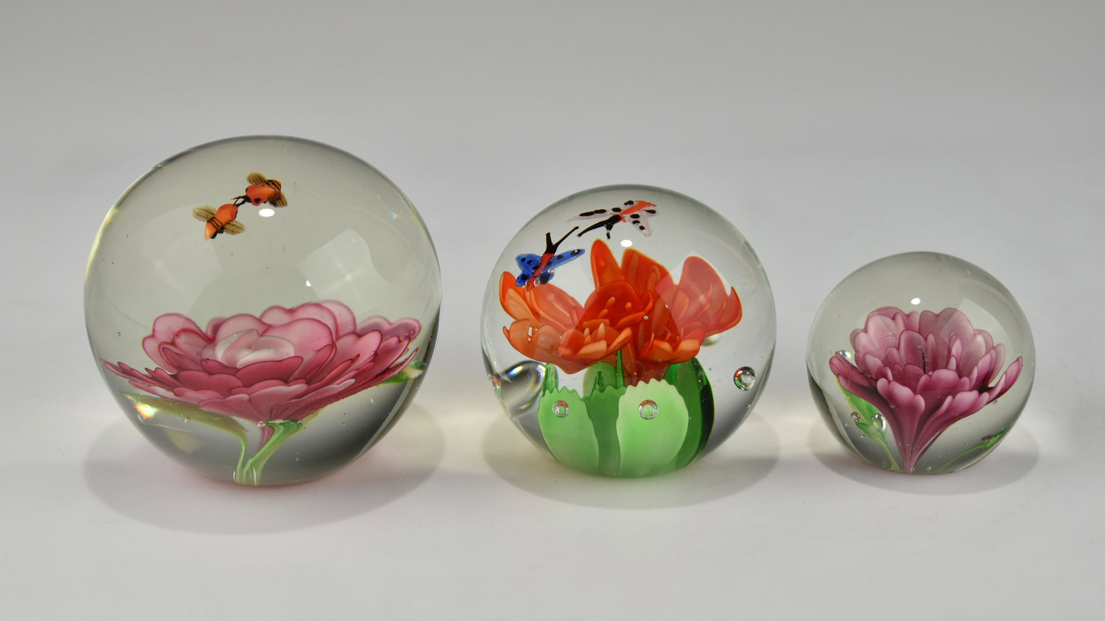 A LOT OF THREE FLORAL AND INSECT ART GLASS PAPERWEIGHTS (1 of 4)