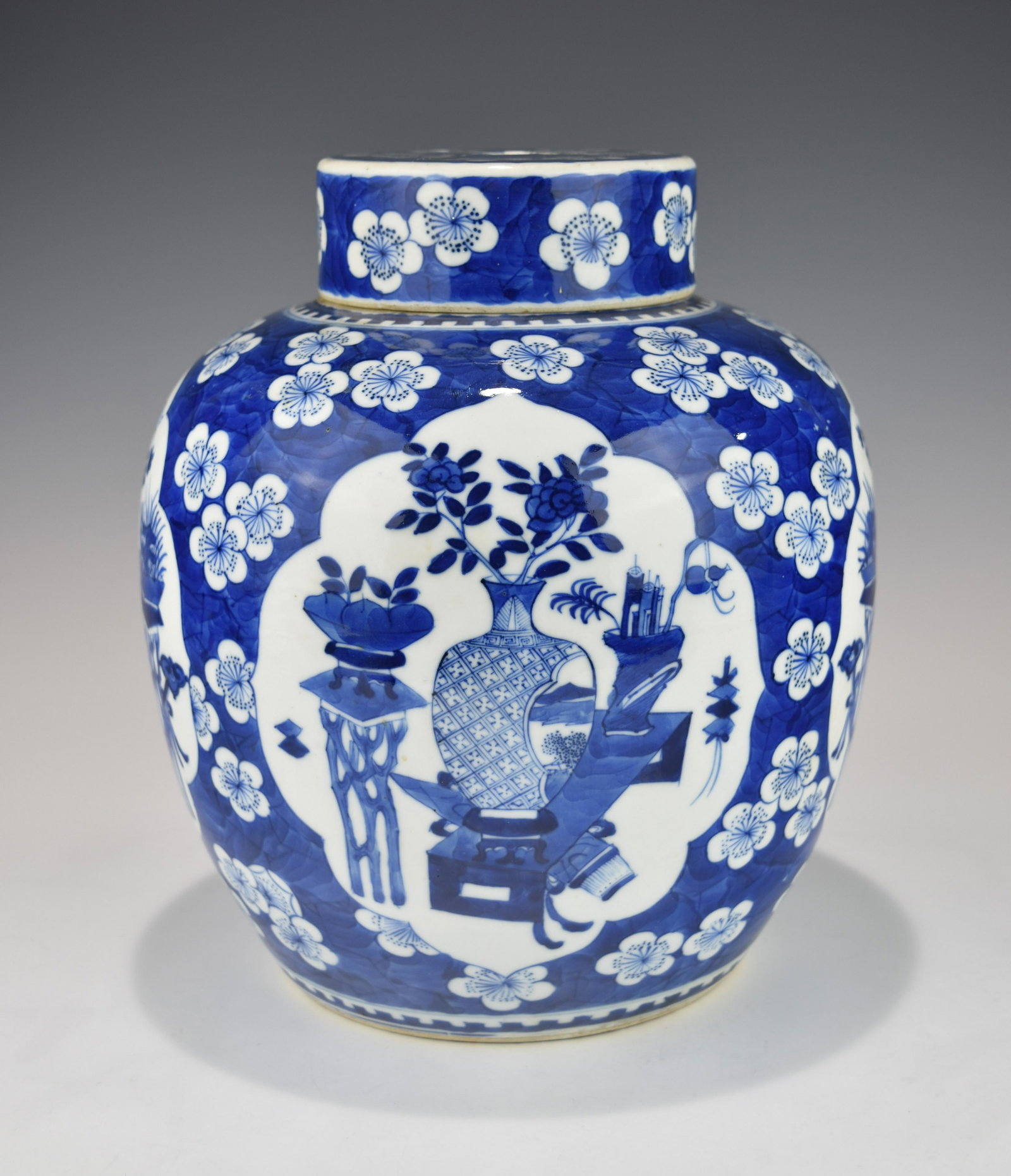 A LARGE CHINESE QING DYNASTY BLUE AND WHITE LIDDED PORCELAIN JAR (1 of 9)