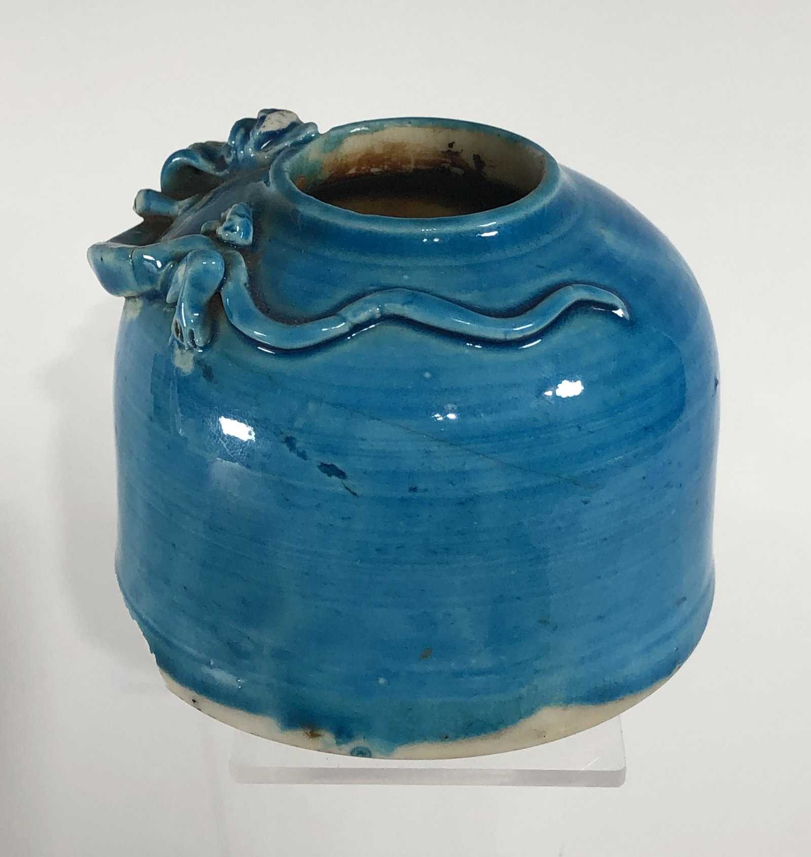 A CHINESE QING DYNASTY TURQUOIS GLAZE PORCELAIN WATER POT: 19Th century, decorated with a Chilong dragon, marked at the base. With firing flaws and glaze imperfection an extensive chip to its foot rim and a long hairline to the side. Please refer to the photo