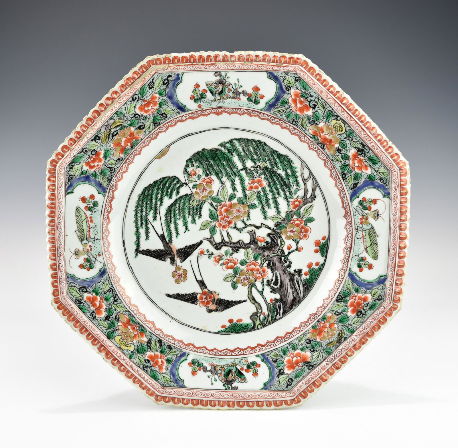 A LARGE CHINESE KANGXI FAMILLE VERTE OCTAGON PORCELAIN PLATE (1 of 12)