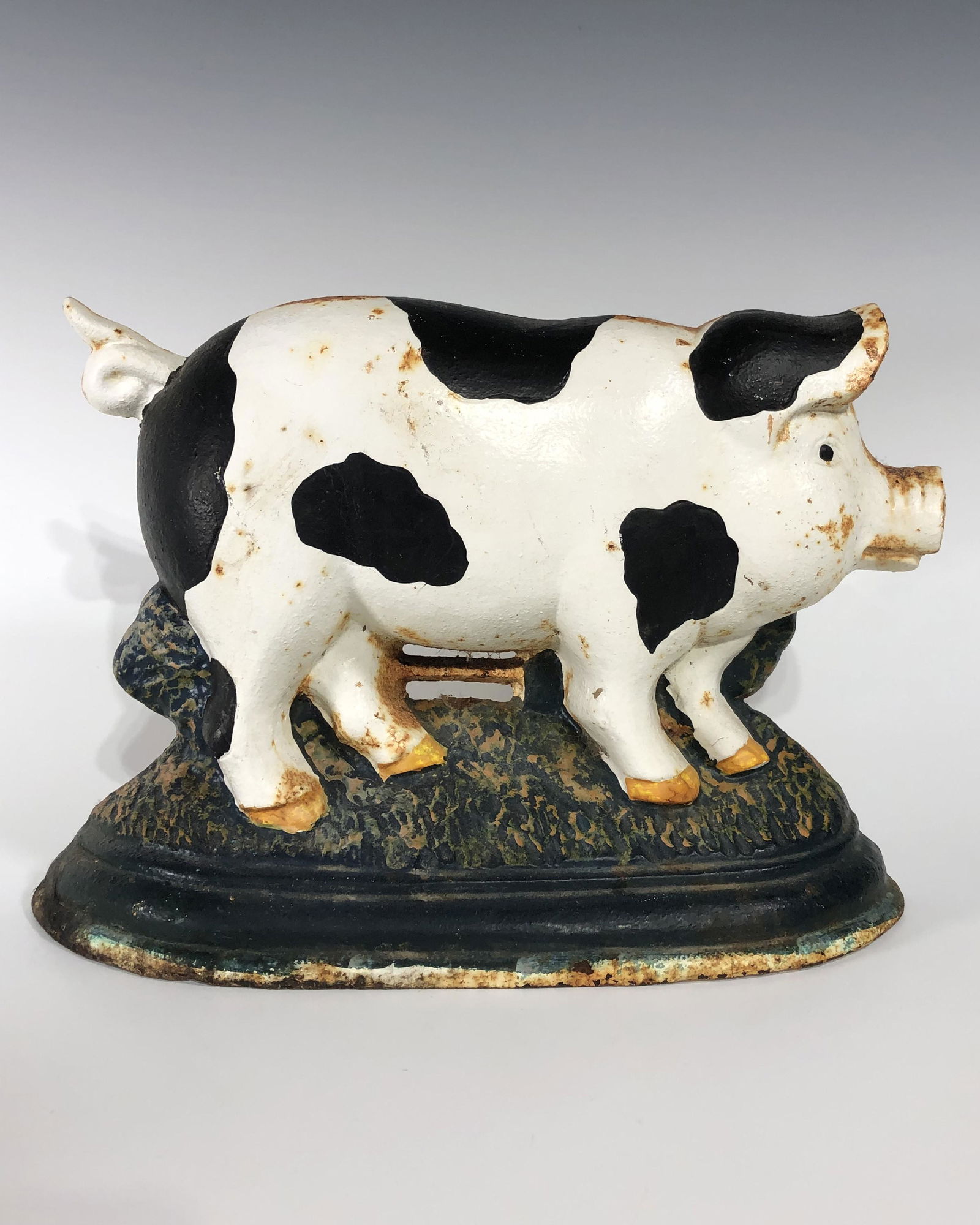 A VINTAGE AMERICAN CAST IRON PIG DOORSTOP (1 of 3)