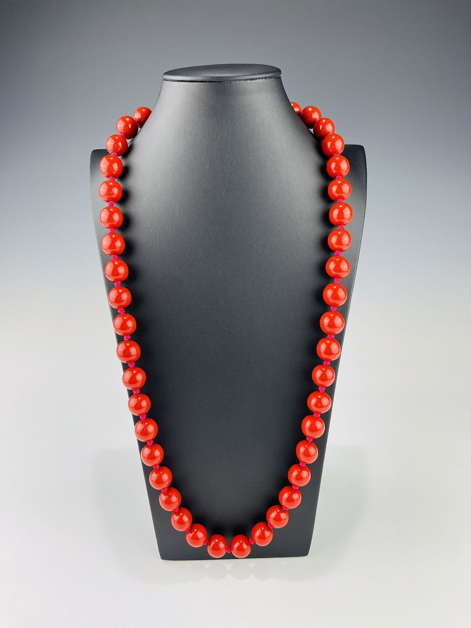 A CHINESE QING DYNASTY NECKLACE WITH RED LACQUERED BEADS (1 of 4)