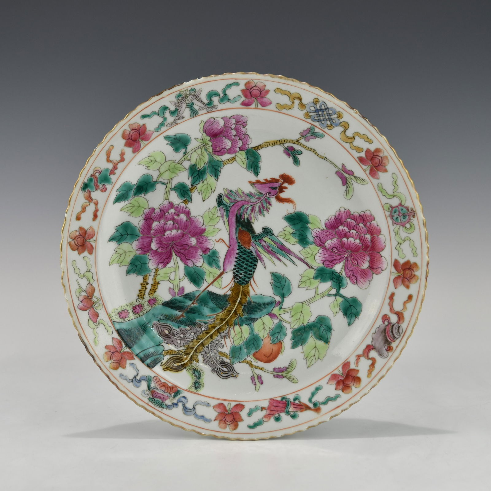 A CHINESE GUANGXU FAMILLE ROSE  PORCELAIN PLATE WITH SLIGHTLY SCALLOPED RIM (1 of 8)