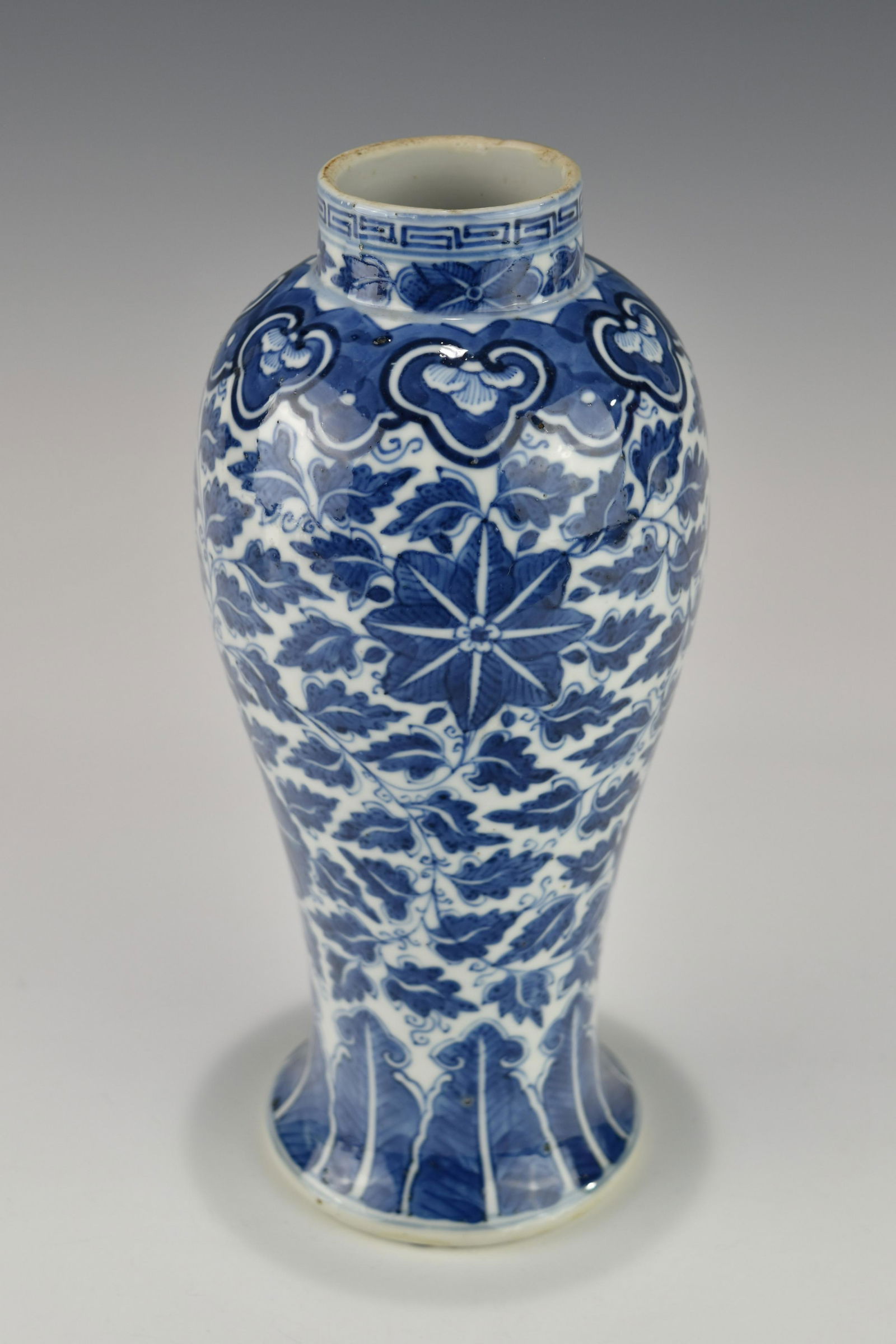 A CHINESE ANTIQUE BLUE AND WHITE PORCELAIN VASE WITH A FOUR-CHARACTER XUANDE MARK: A Kangxi or older piece, with minor chips to the mouth and foot rims, firing flaws such as burst small bubbles, otherwise in very good condition. Please refer to the photos for more details. Height: 3