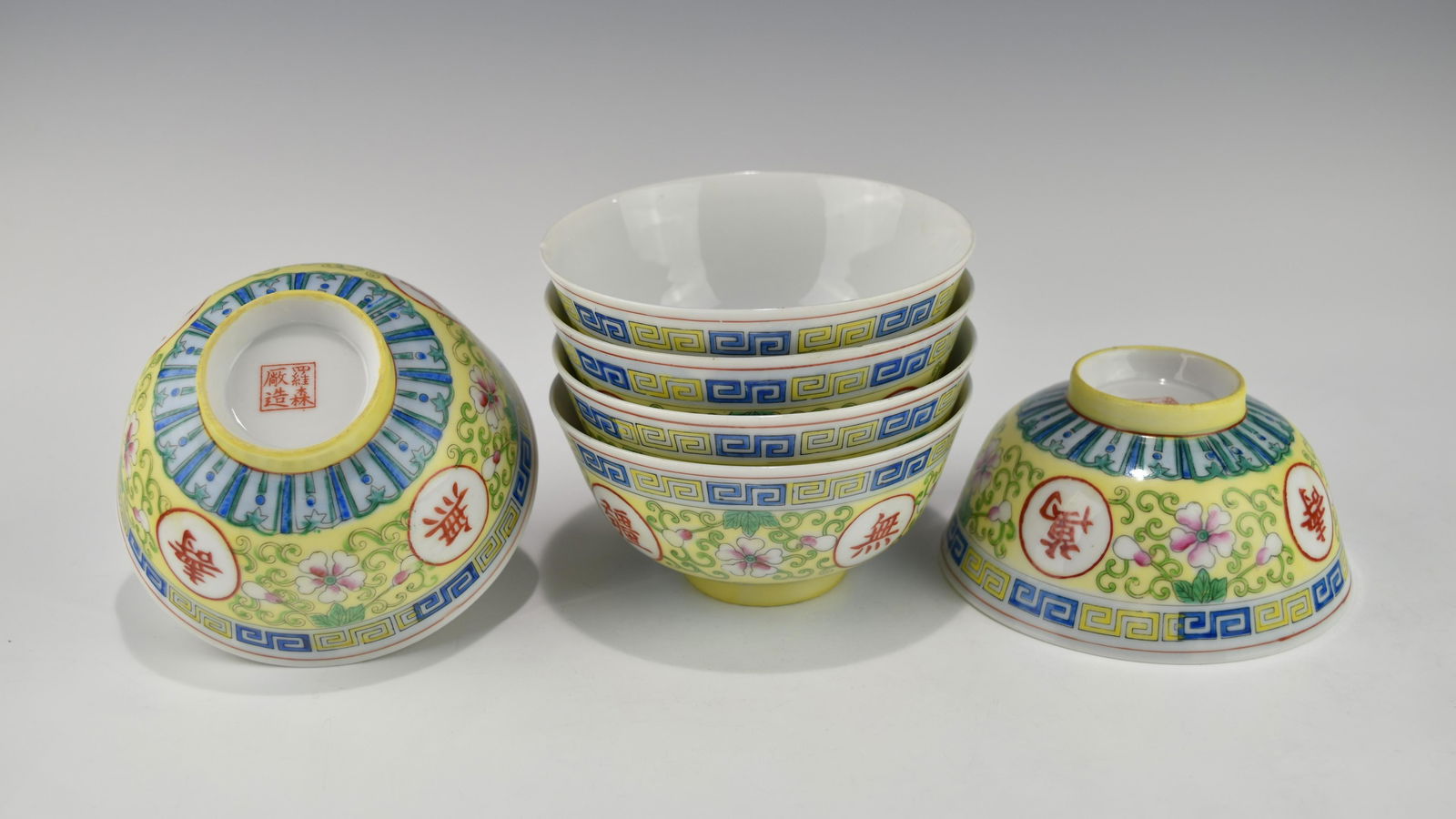 A SET OF SIX CHINESE REPUBLIC PERIOD FAMILLE ROSE BOWLS (1 of 4)