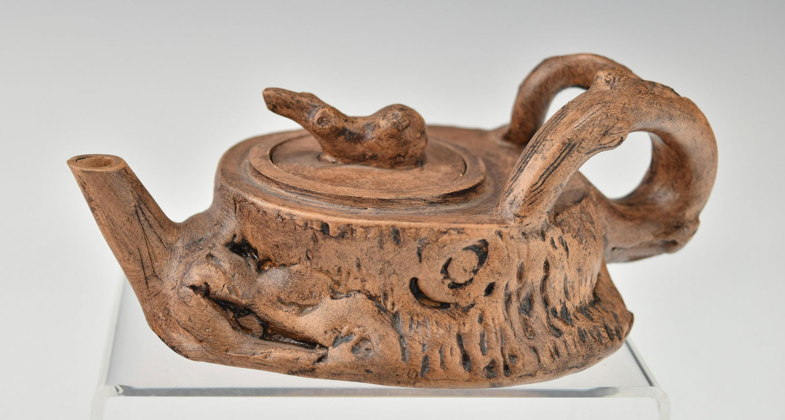A VINTAGE CHINESE YIXING ZISHA TEAPOT (1 of 9)