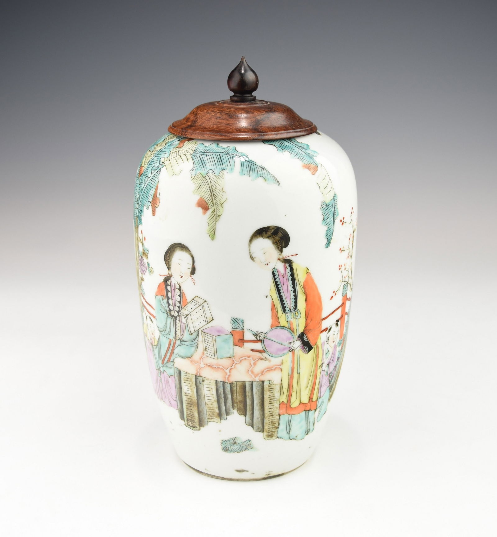 A CHINESE QING DYNASTY FAMILLE ROSE PORCELAIN JAR WITH A WOODEN LID (1 of 7)