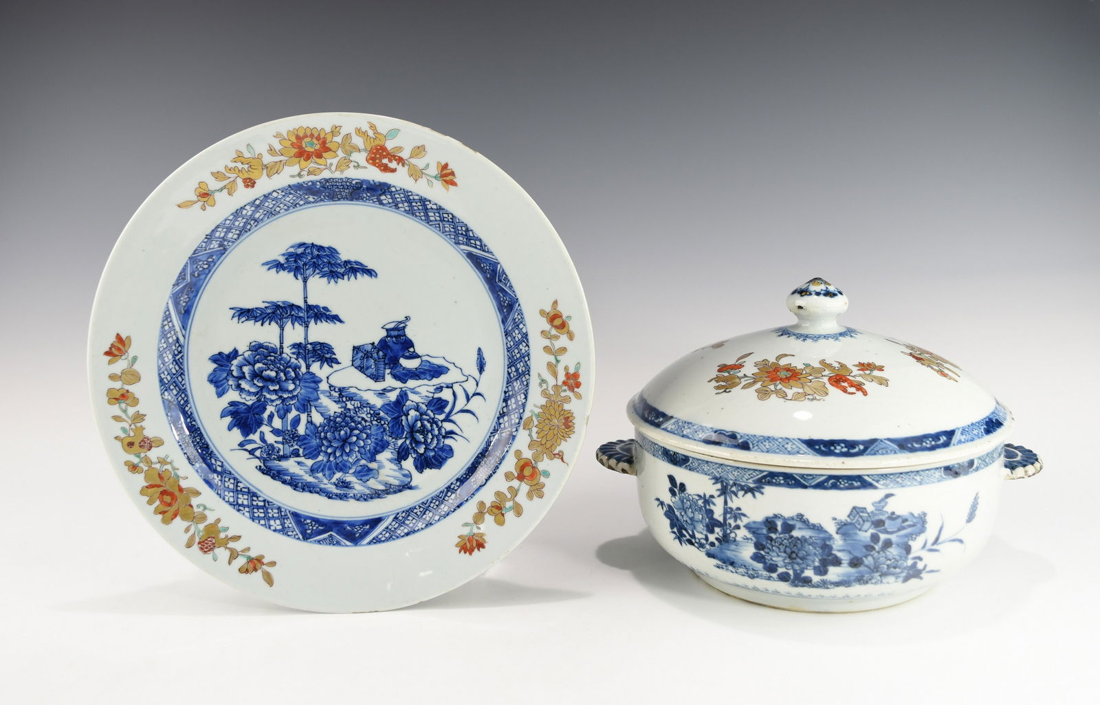 A CHINESE QIANGLONG OR EARLIER BLUE AND WHITE TUREEN AND A MATCHING PLATE (1 of 4)