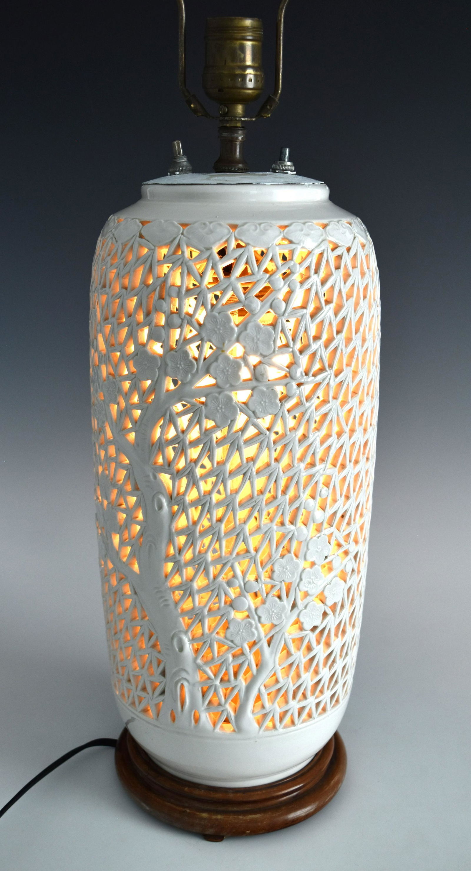 A CHINESE OPEN WORK PRUNUS BLOOM BLONDE CHINE VASE TABLE LAMP (1 of 8)