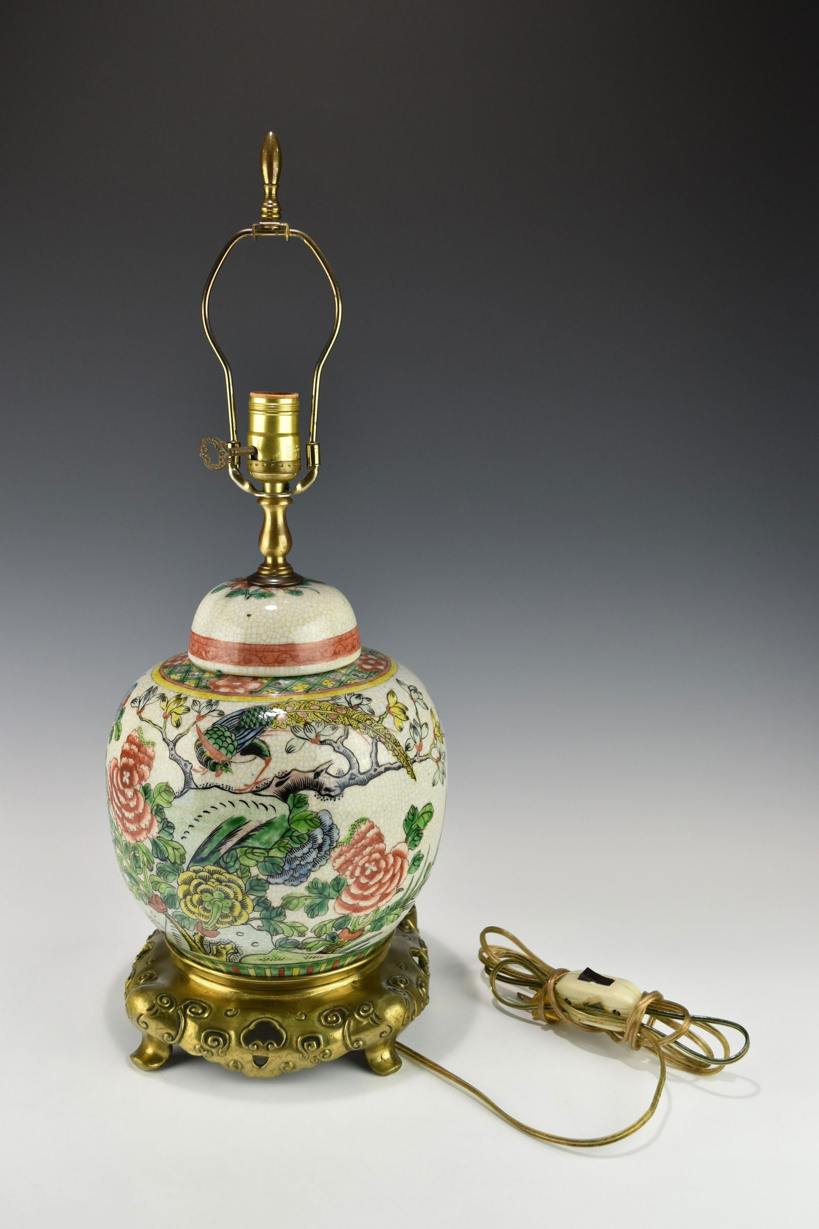 A CHINESE ANTIQUE FAMILLE VERTER AND GE GLAZED PORCELAIN LIDDED JAR TABLE LAMP (1 of 5)