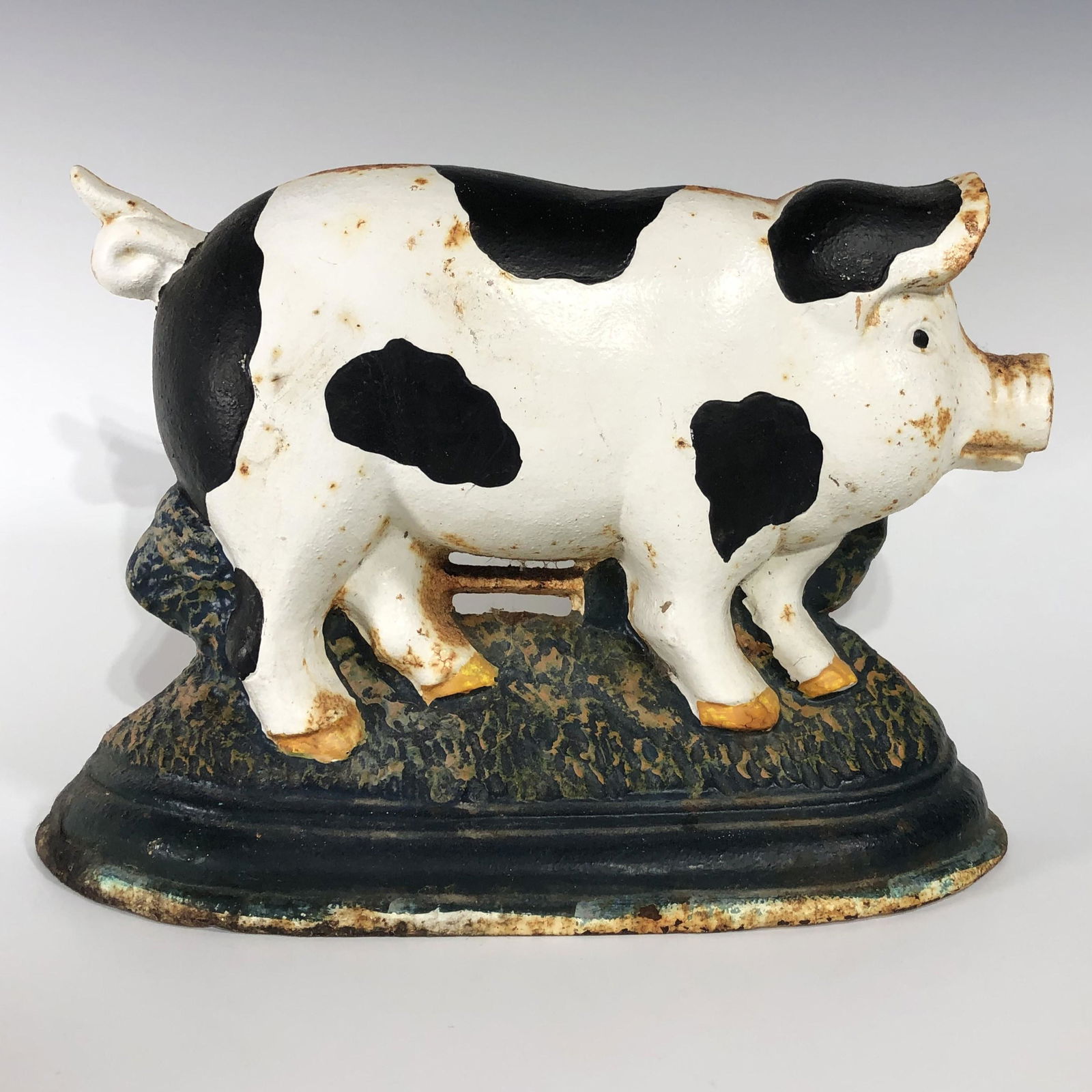 A VINTAGE AMERICAN CAST IRON PIG DOORSTOP (1 of 3)