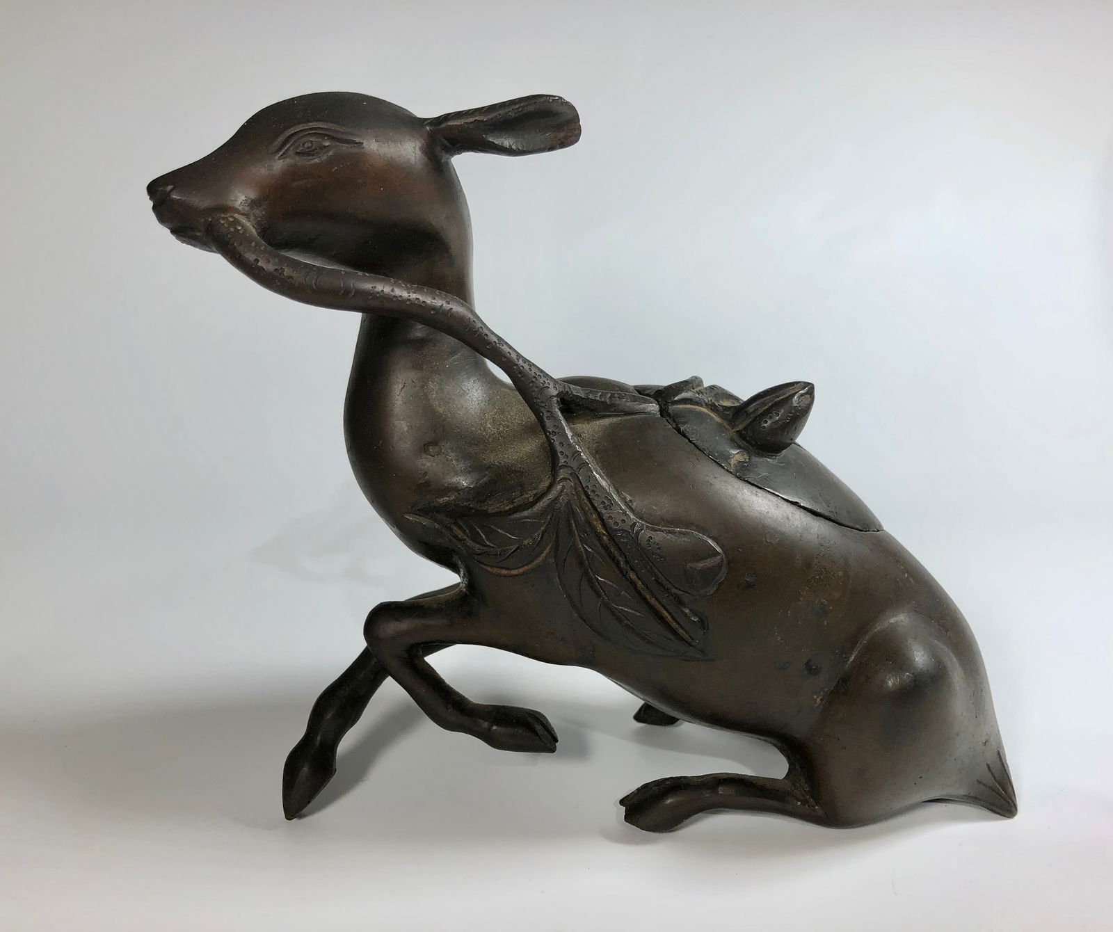 A CHINESE ANTIQUE BRONZE DEER INCENSE BURNER (1 of 9)