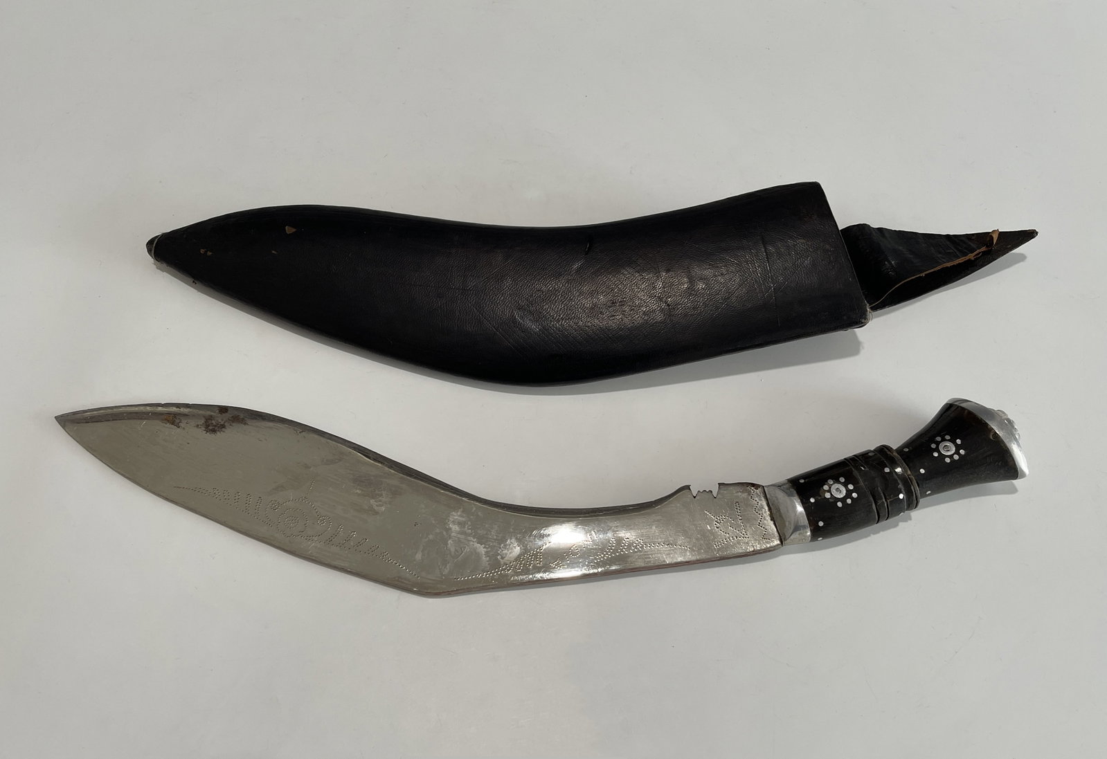 A ANTIQUE/VINTAGE INDIAN KNIFE WITH SHEATH: Overall good vintage condition, please refer to the photos for more details. Length: 40 cm or 15-3/4"