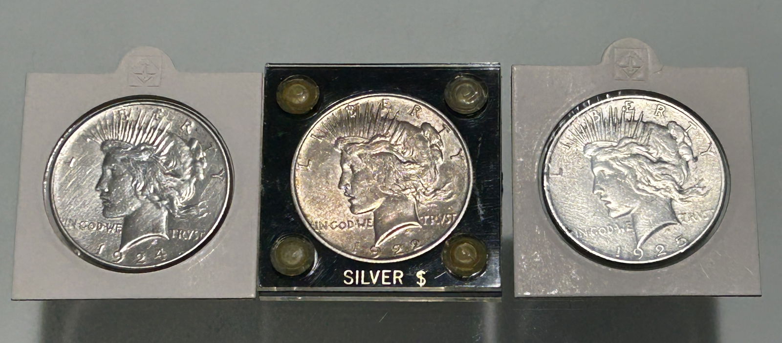 A LOT OF THREE AMERICAN PEACE SILVER DOLLARS, CIRCA  1922, 1924 AND 1925 (1 of 7)