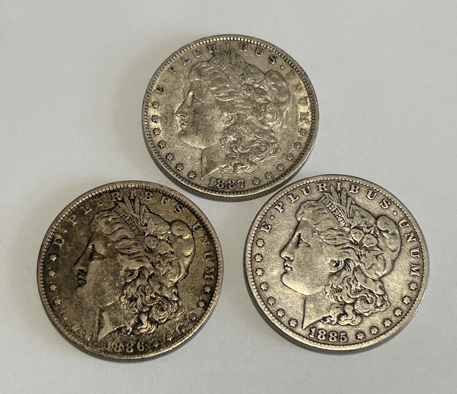 A LOT OF THREE AMERICAN $1 MORGAN SILVER DOLLARS, CIRCA 1885, 1886 AND 1887 (1 of 8)