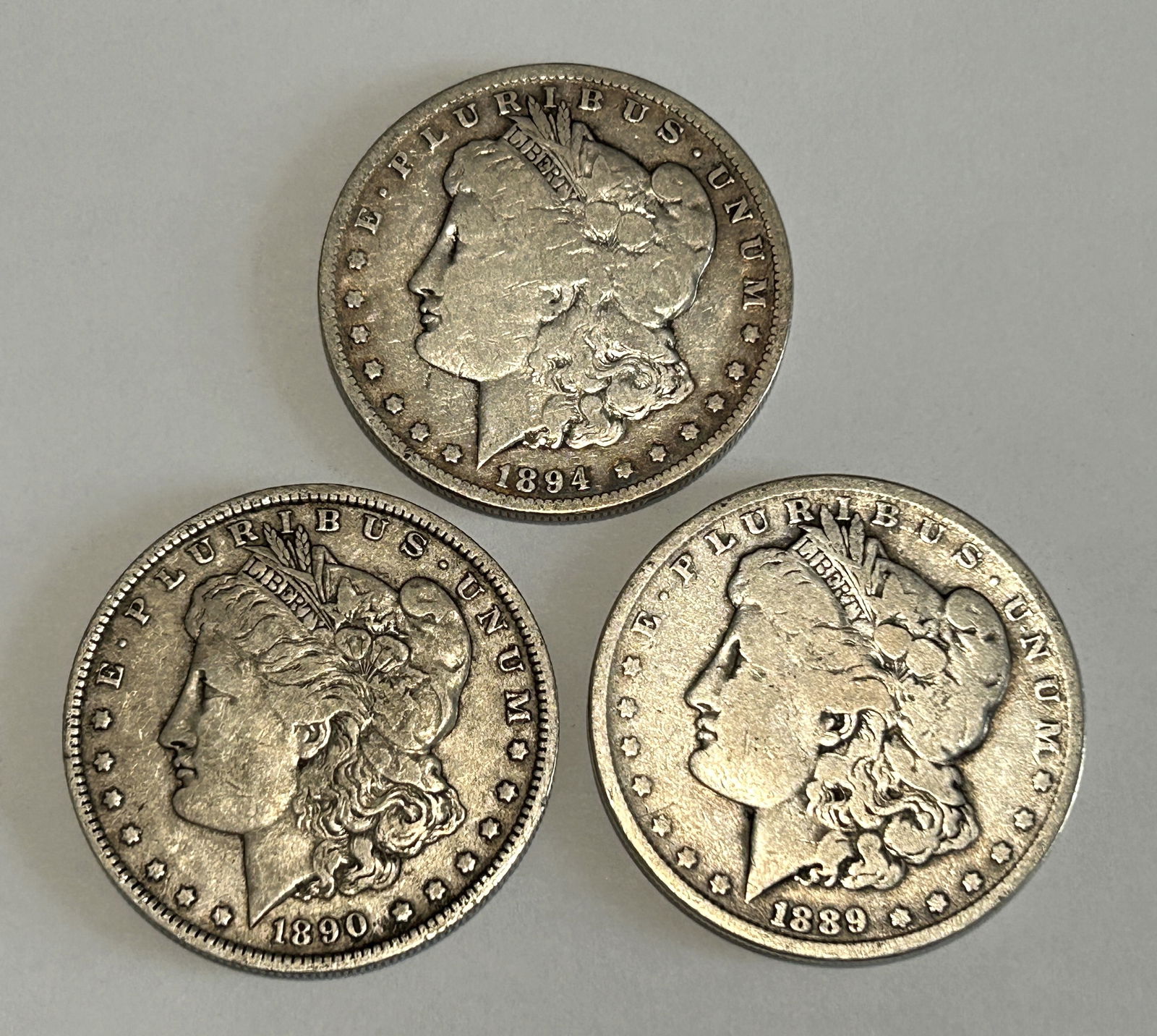 A LOT OF THREE AMERICAN $1 MORGAN SILVER DOLLARS, CIRCA 1889, 1890 AND 1894 (1 of 8)