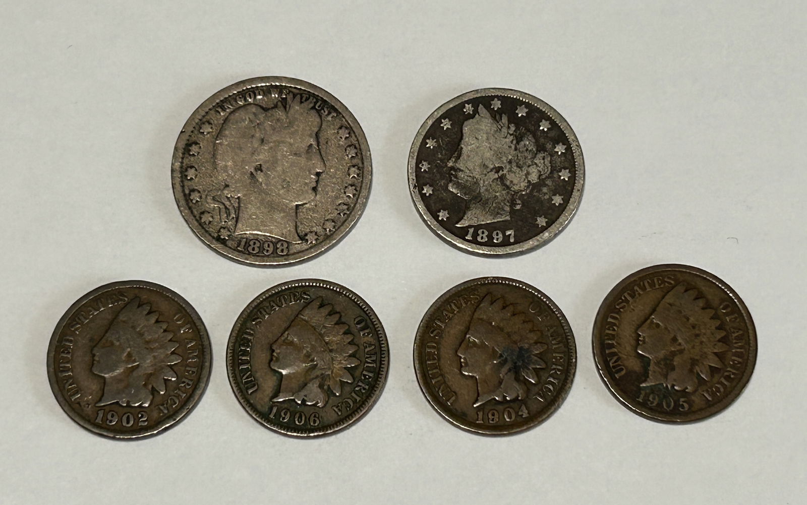 A LOT OF ONE 1898 SILVER BARBER QUARTER, ONE 1897 LIBERTY NICKEL V AND FOUR INDIAN HEAD PENNIES (1 of 2)