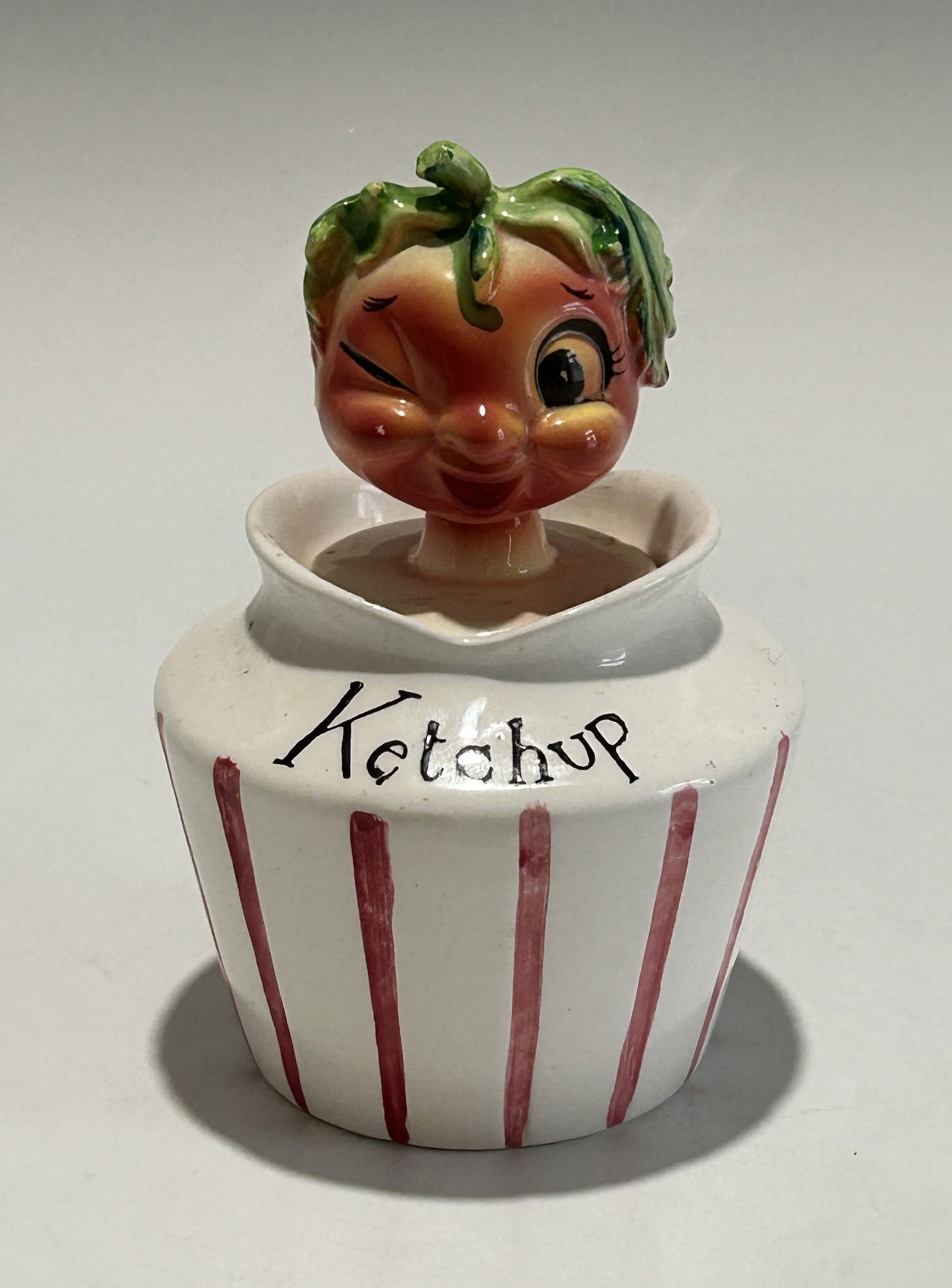 A HOLT HOWARD PIXIE WARE KETCHUP CONDIMENT JAR WITH WINKING TOMATO HEAD FINAL: Circa 1958/1959. In good condition. Please refer to the photos for more details. Height: 14.7 cm 5-3/4"