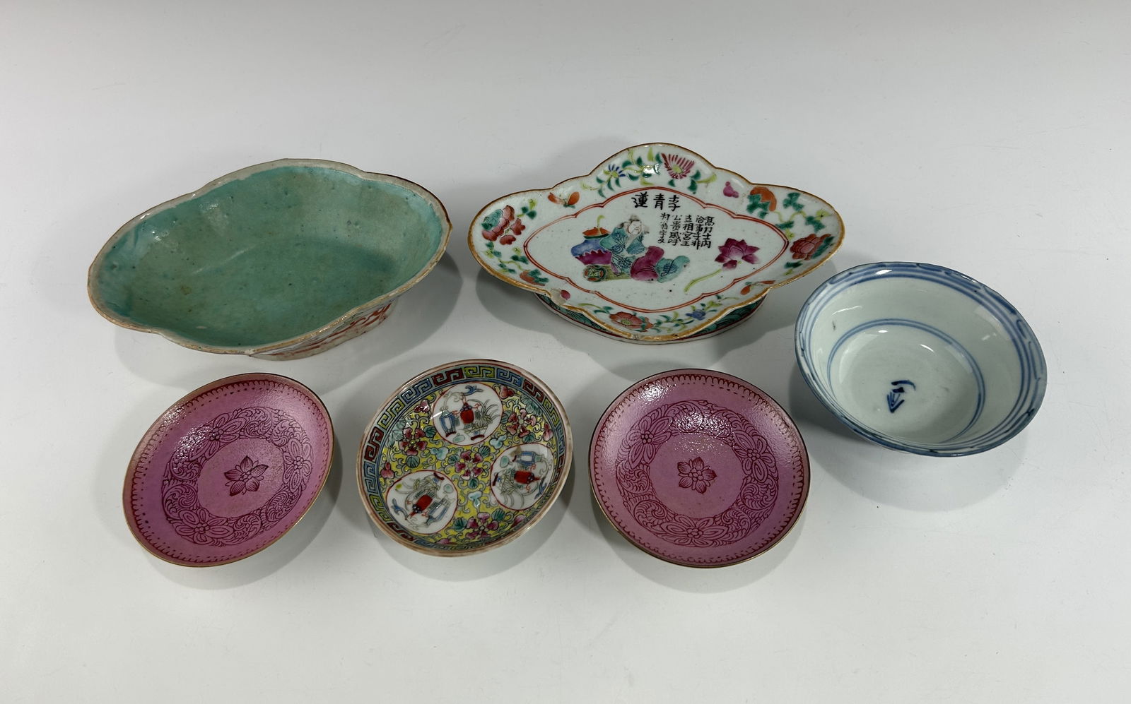 A LOT OF ANTIQUE CHINESE PORCELAIN FRUIT BOWLS, SMALL DISHES AND A BOWL (1 of 2)