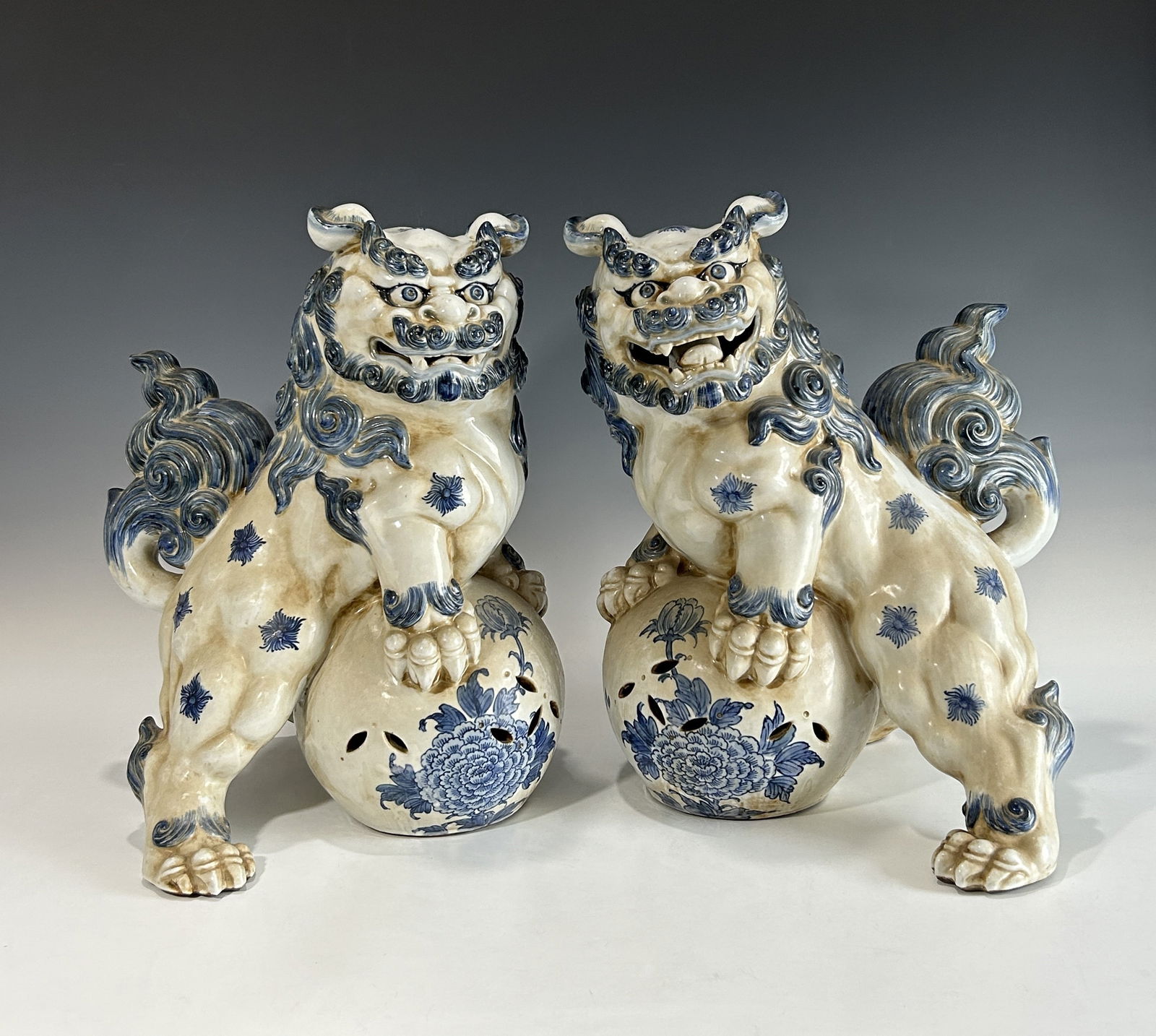 A LARGE PAIR OF VINTAGE BLUE AND WHITE PORCELAIN ORIENTAL FOO DOGS (1 of 15)