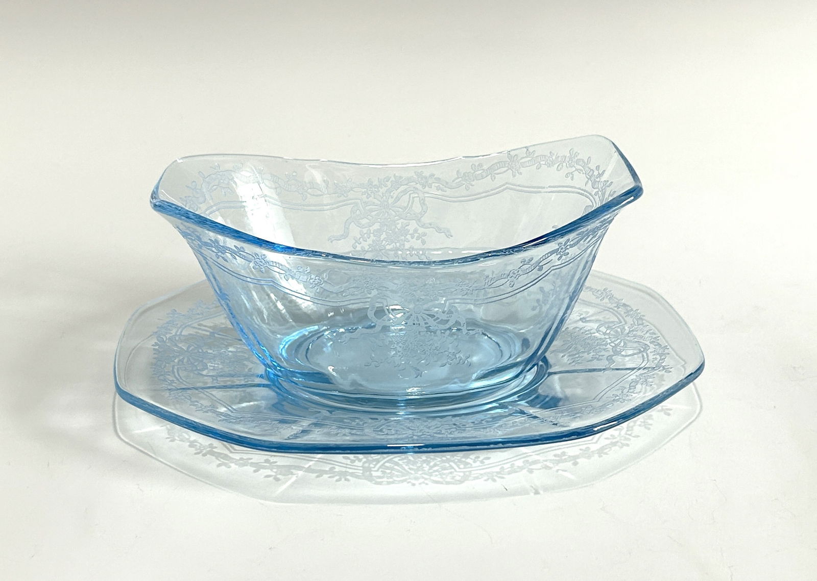 A FOSTORIA JUNE AZURE BLUE DEPRESSION GLASS CEREAL BOWL AND A MATCHING PLATE (1 of 4)