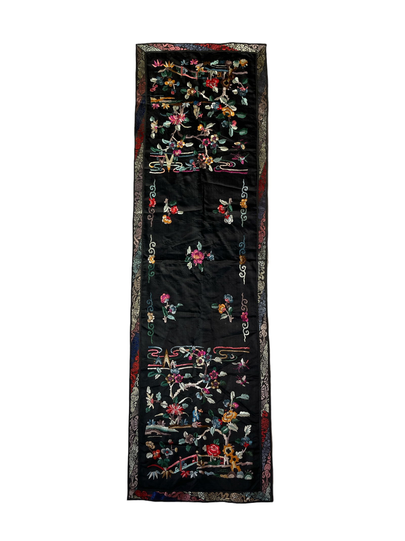 AN ANTIQUE CHINESE SILK TABLE RUNNER, 19TH CENTURY (1 of 5)