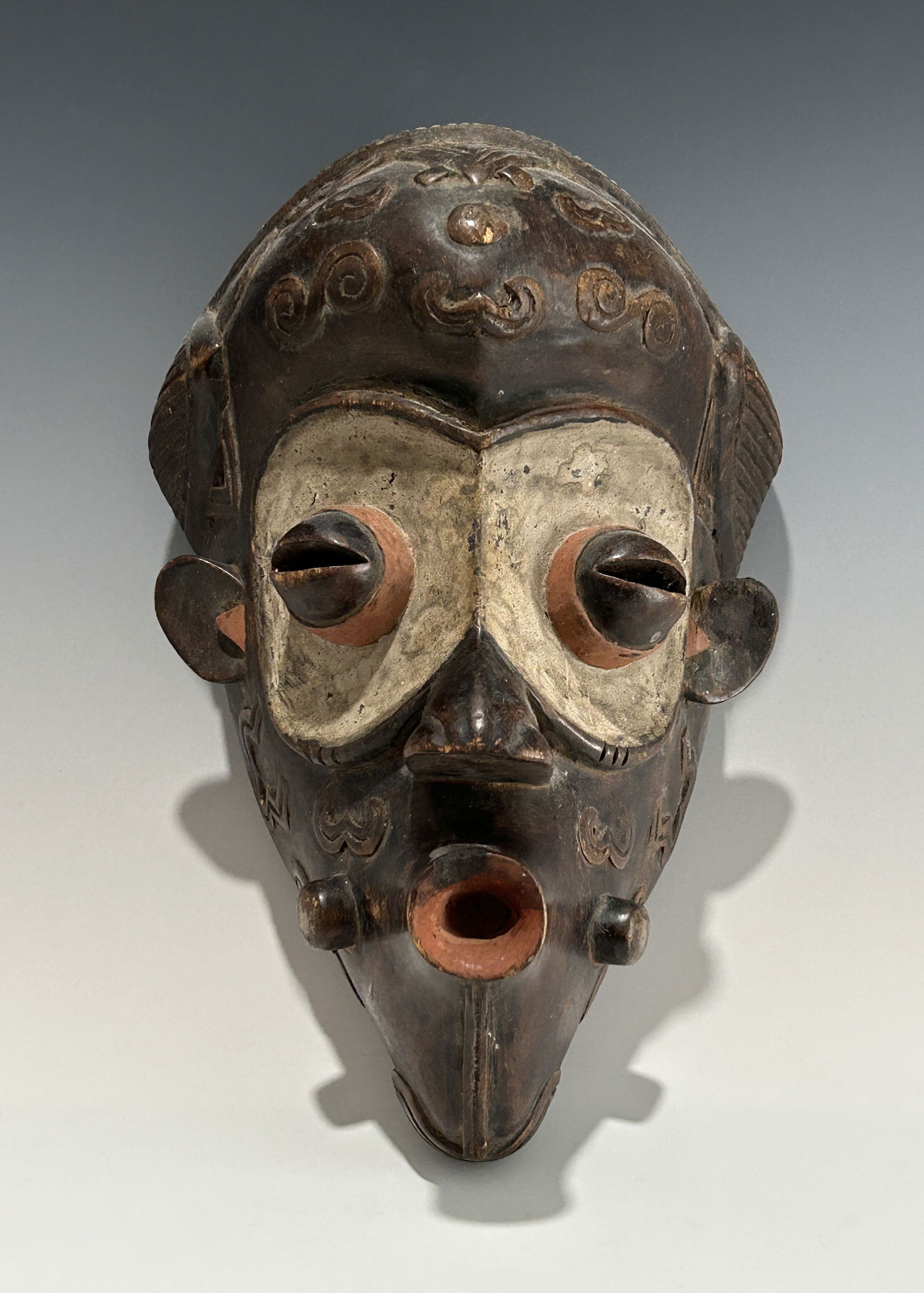 A TRADITIONAL AFRICAN LIBERIA WOODEN TRIBAL LULUA MASK (1 of 8)