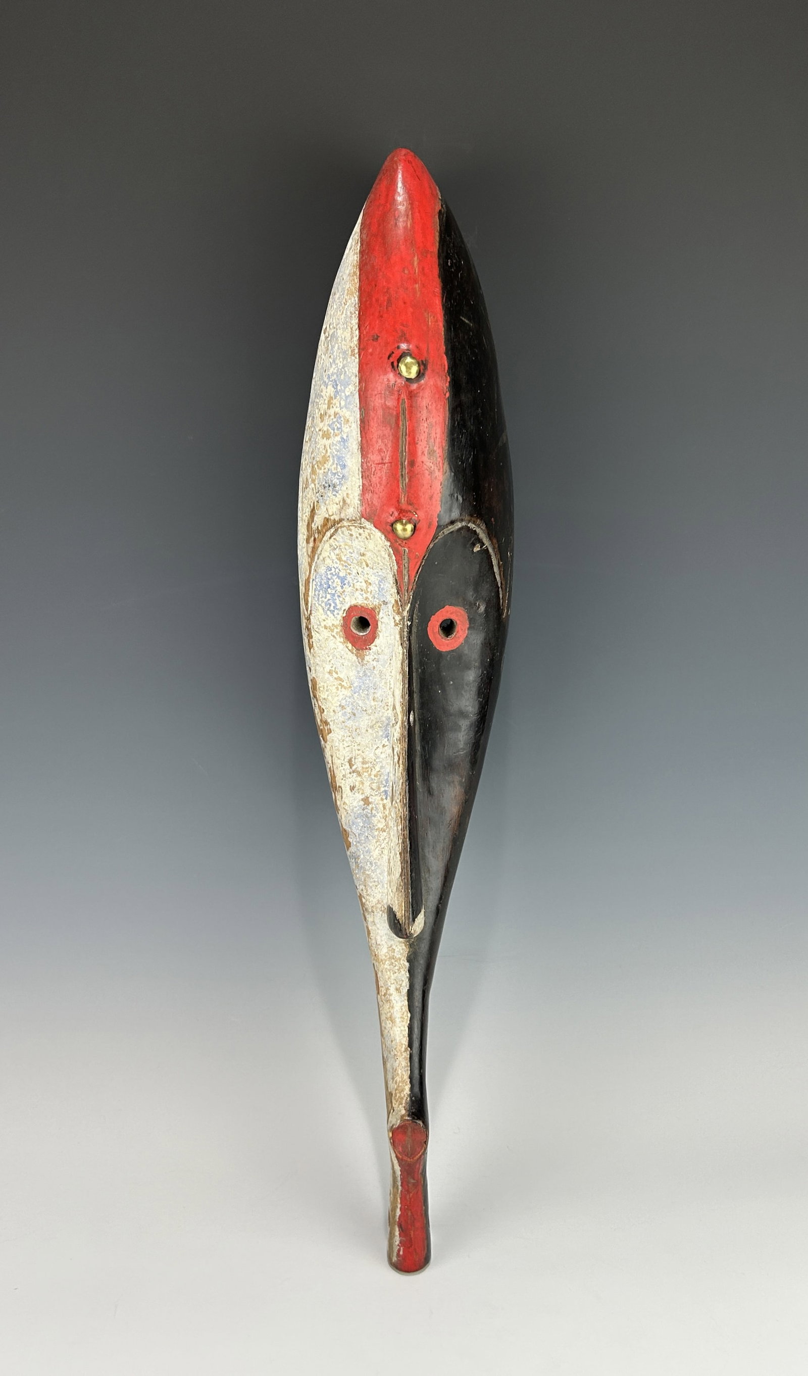 A TRADITIONAL AFRICAN GABON FANG WOODEN ELONGATED FACE MASK: A mid-19th to early 20th century piece. Well-made and painted in polychrome pigments. In very good vintage condition with aged patina, signs of use and wear. Please refer to the photos for more detail