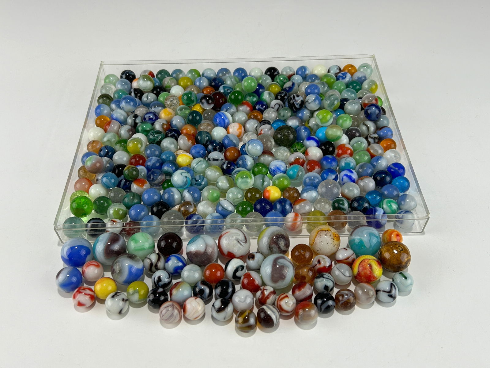 A LARGE MIXED GROUP OF VINTAGE/ANTIQUE GLASS MARBLES: Of various sizes, overall very good vintage condition. Please refer to the photos for more details. Diameter of the largest kind of beads approximately: 2.5 cm