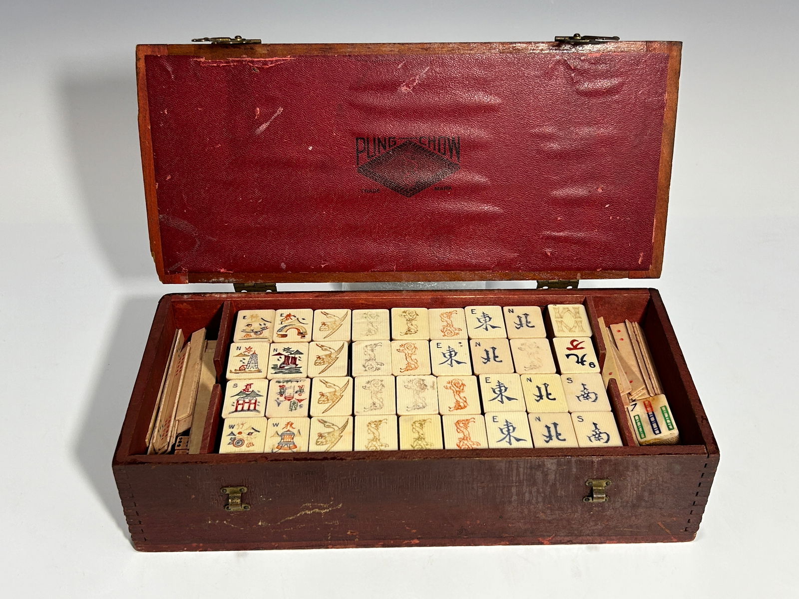 A VINTAGE MAHJONG SET BY PLING CHOW IN A WOODEN BOX, CIRCA 1920S (1 of 8)